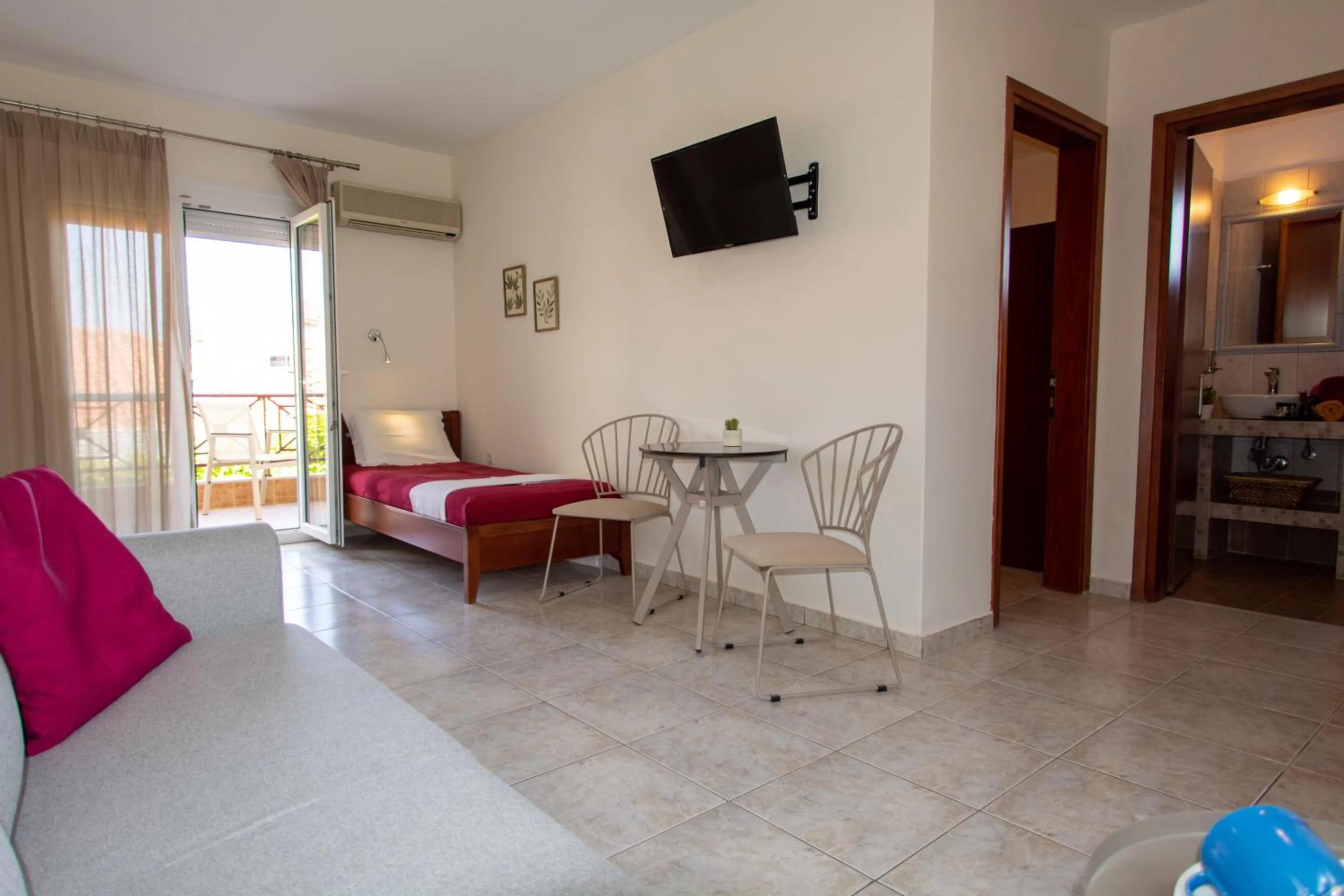 Photo of the whole room in Aristea Studios