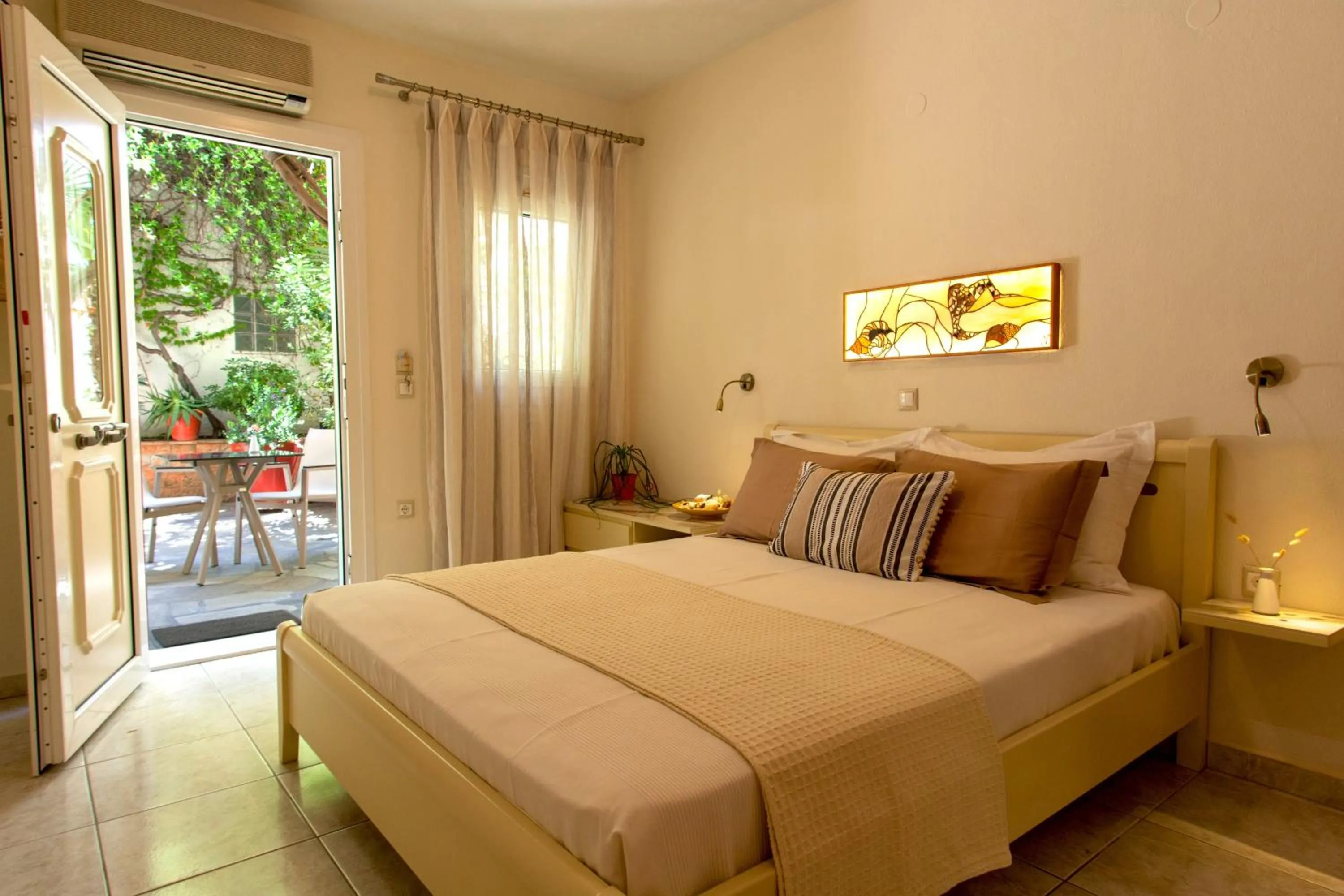 Photo of the whole room, Bed in Aristea Studios