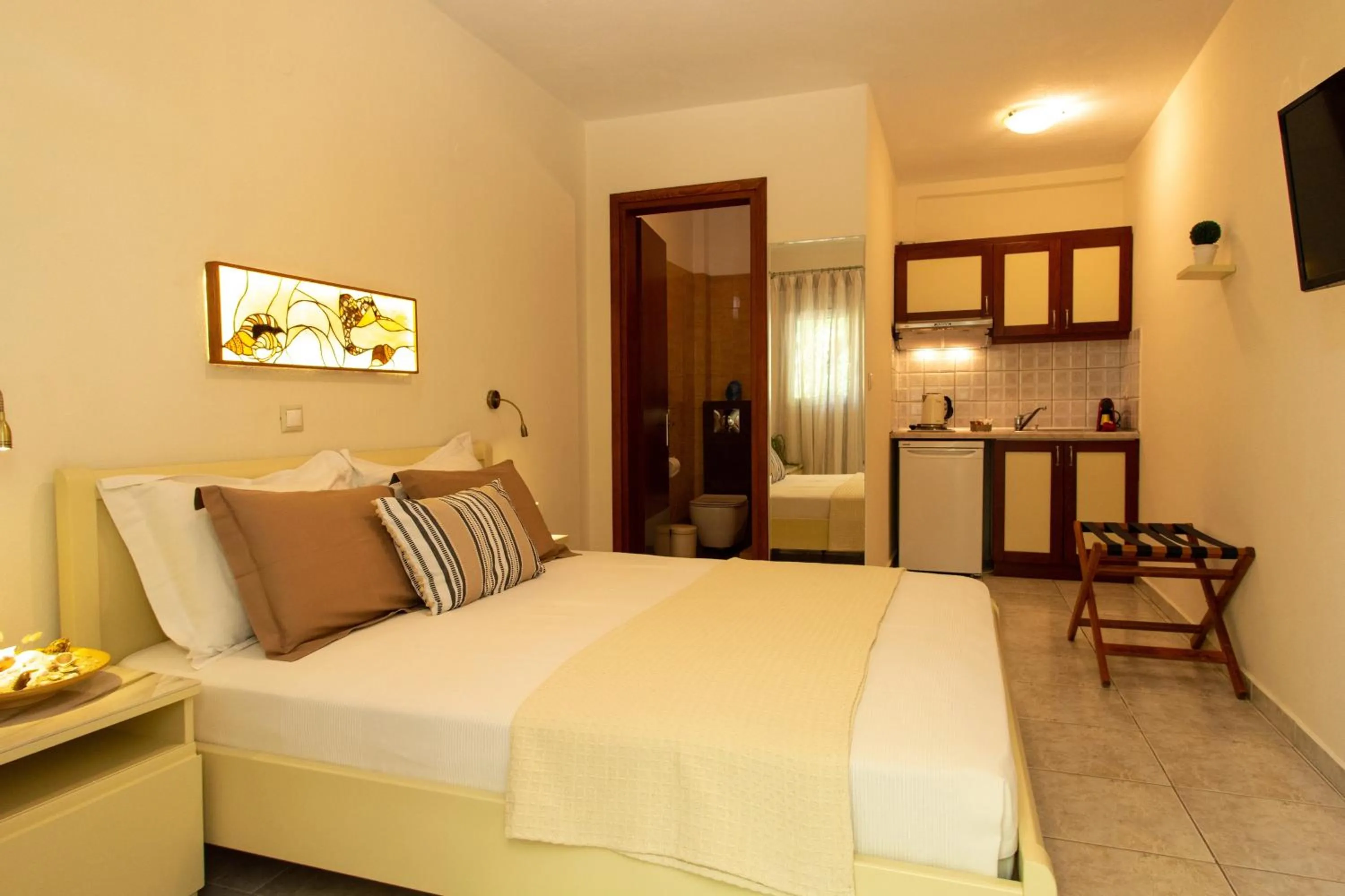 Photo of the whole room, Bed in Aristea Studios