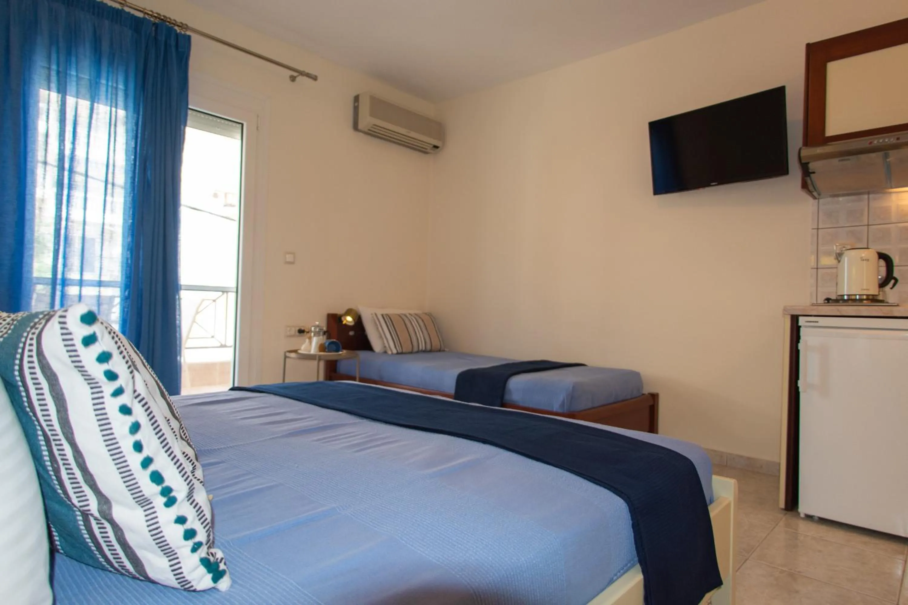 Photo of the whole room, Bed in Aristea Studios