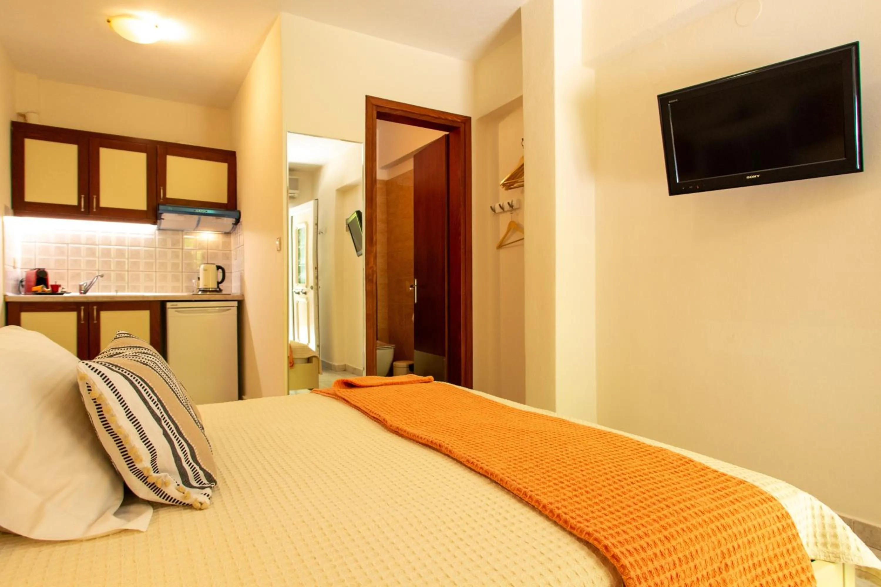 Photo of the whole room, Bed in Aristea Studios