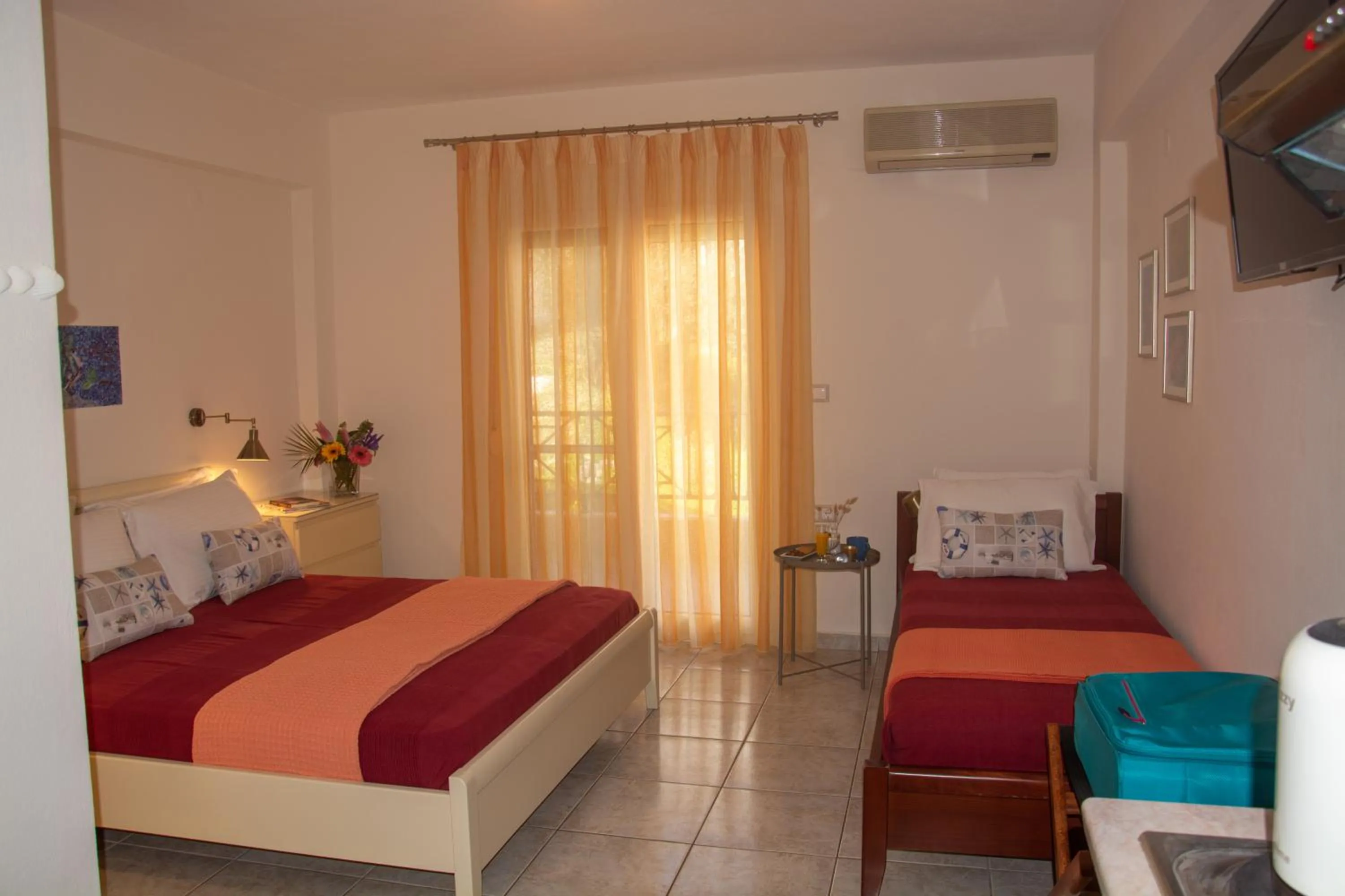 Photo of the whole room, Bed in Aristea Studios
