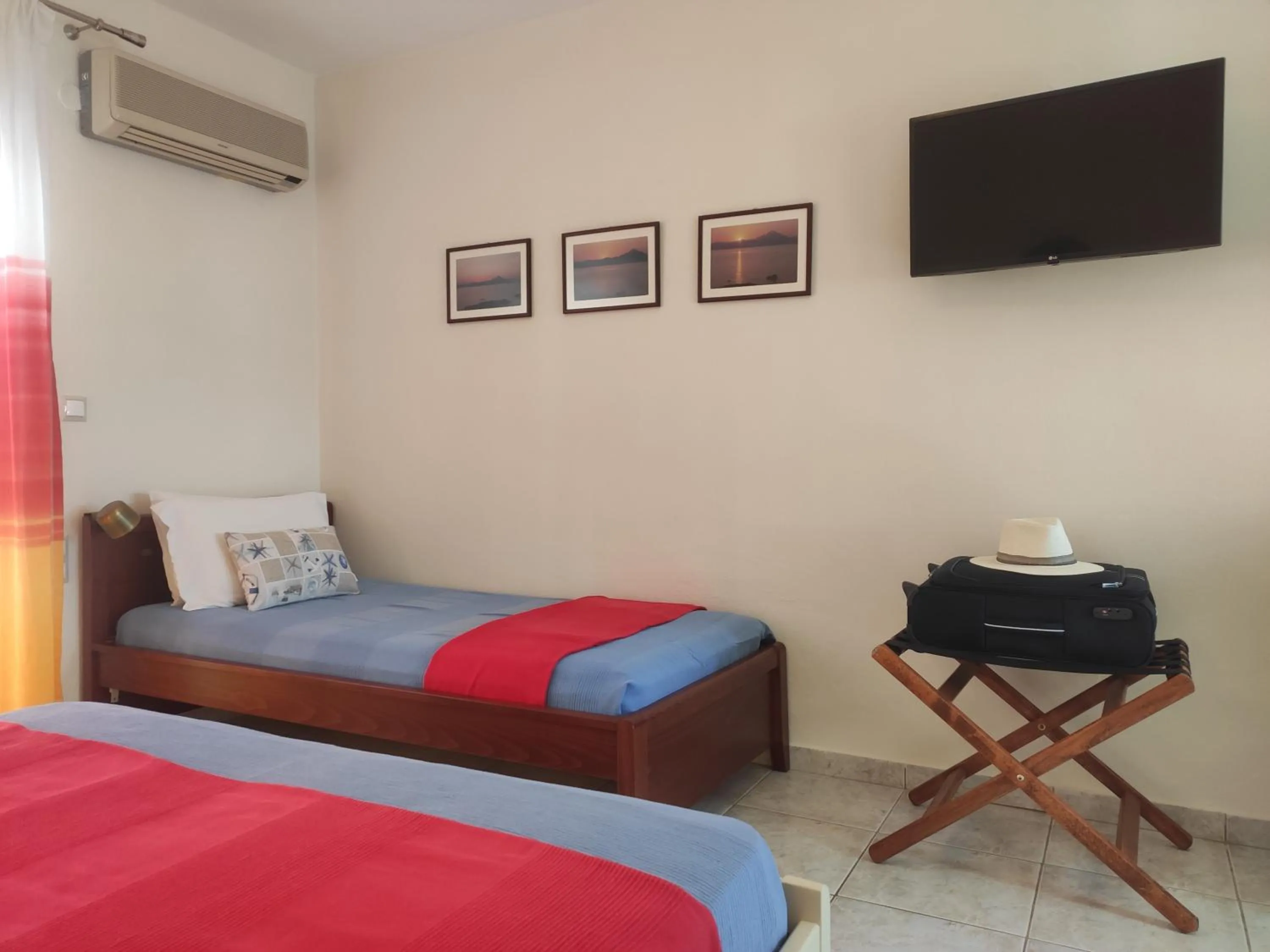 Photo of the whole room, Bed in Aristea Studios