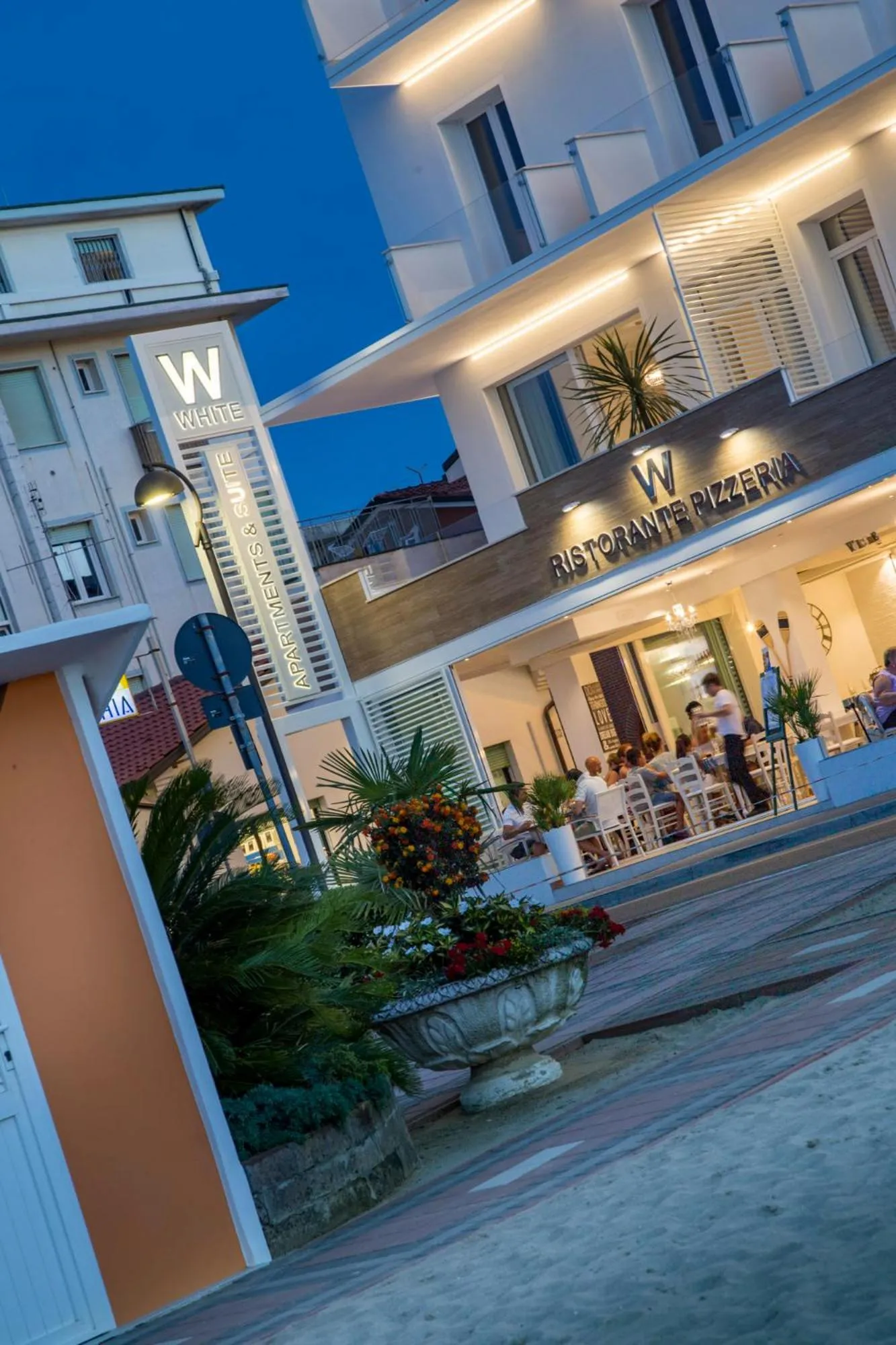 White Suite & Apartments