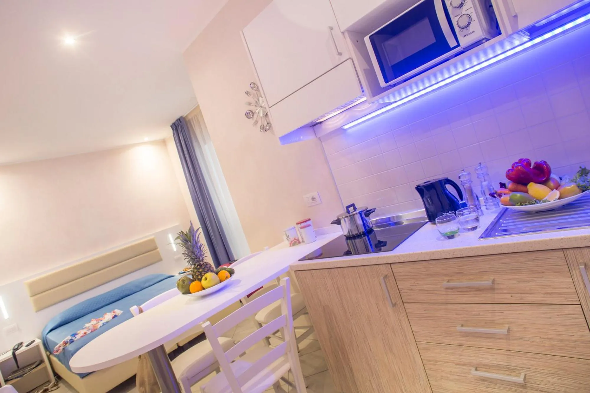 White Suite & Apartments