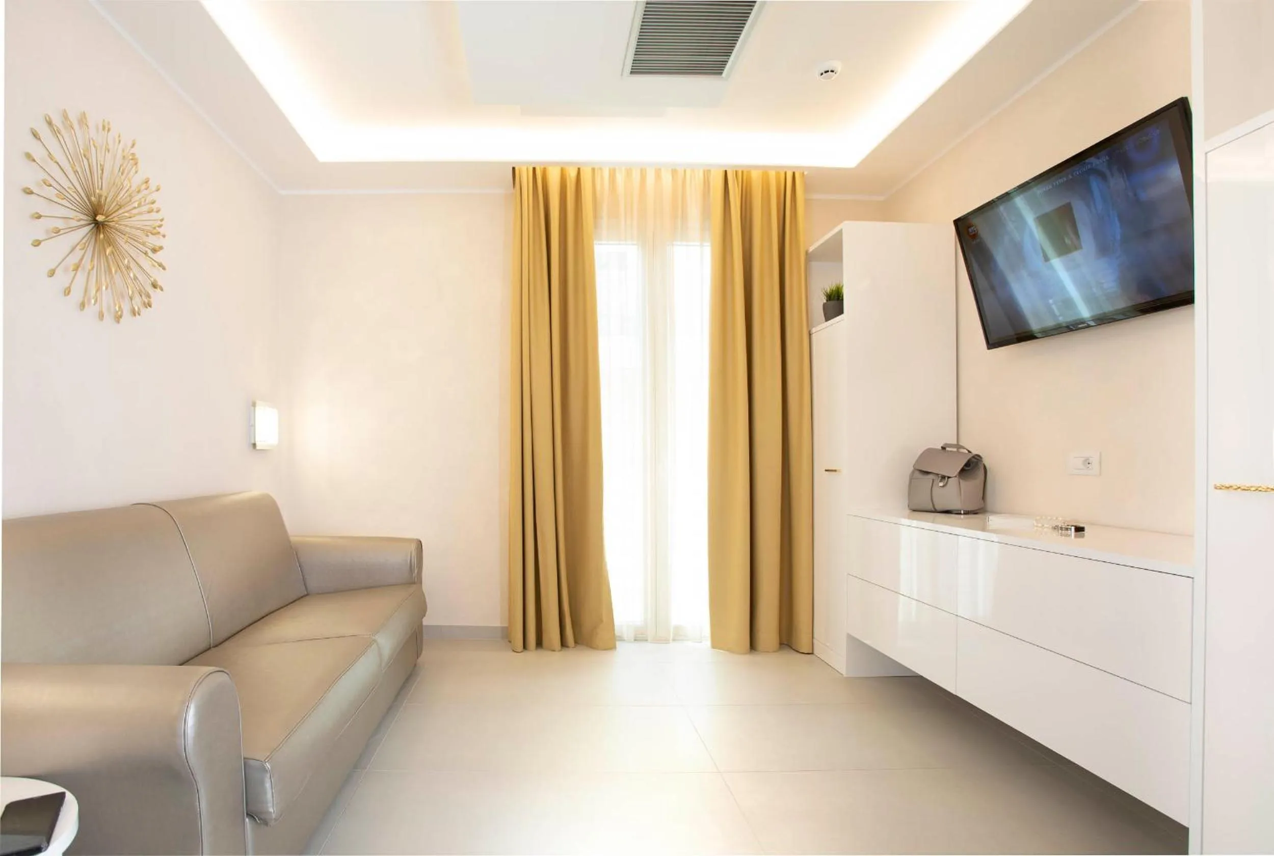 White Suite & Apartments