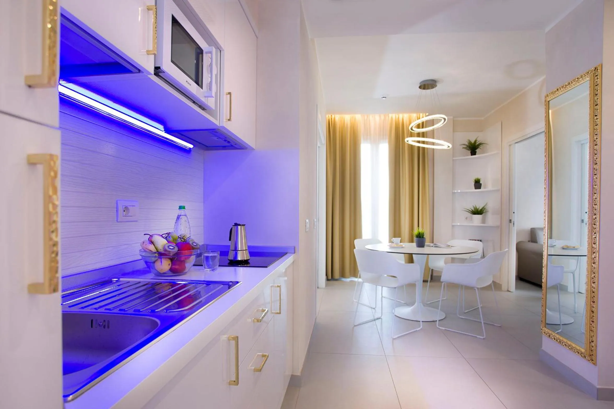 Kitchen or kitchenette in White Suite & Apartments
