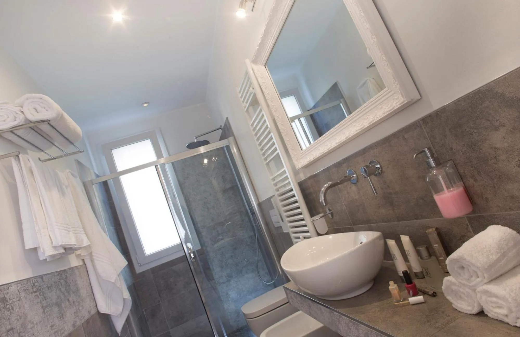 White Suite & Apartments