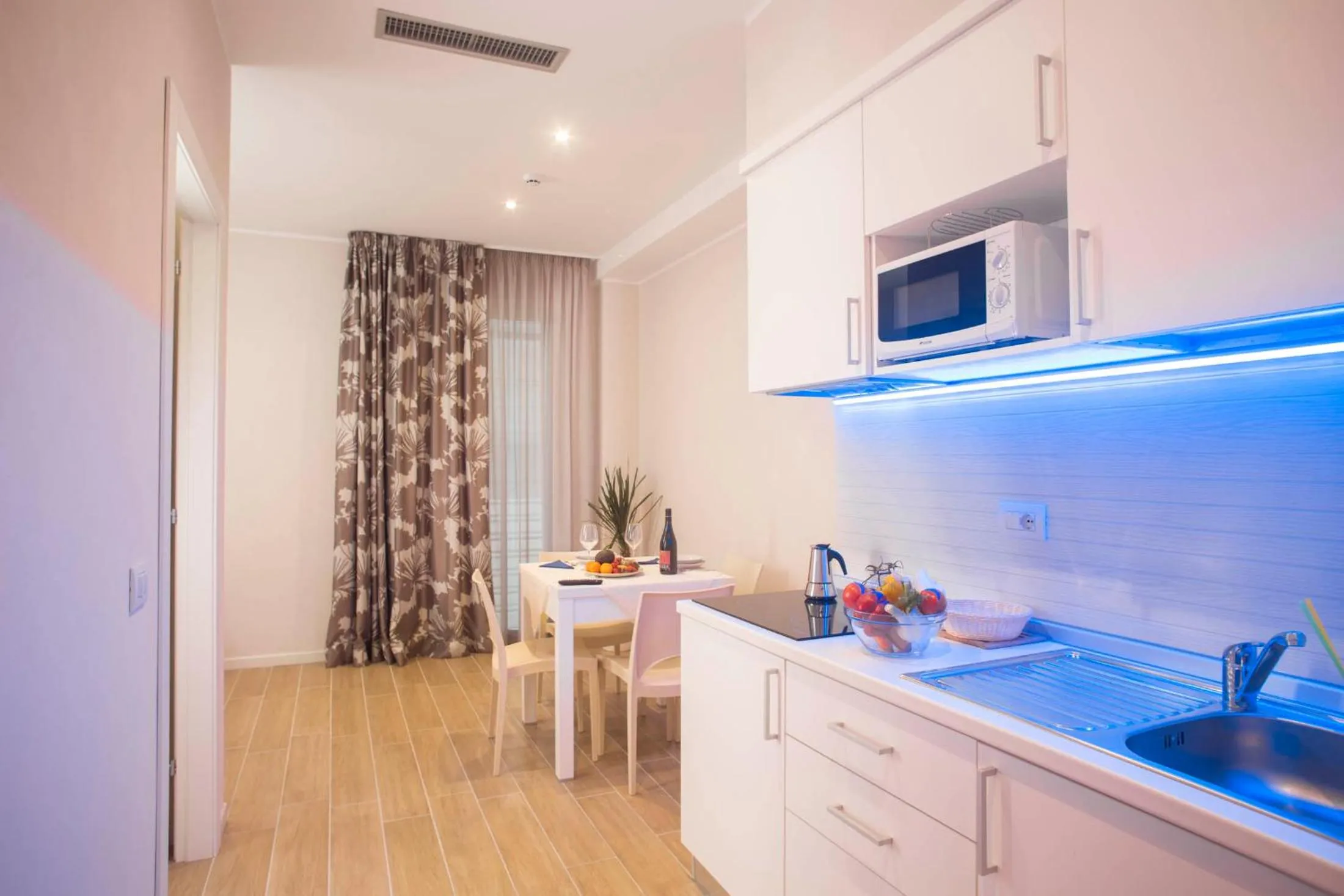 Kitchen or kitchenette in White Suite & Apartments