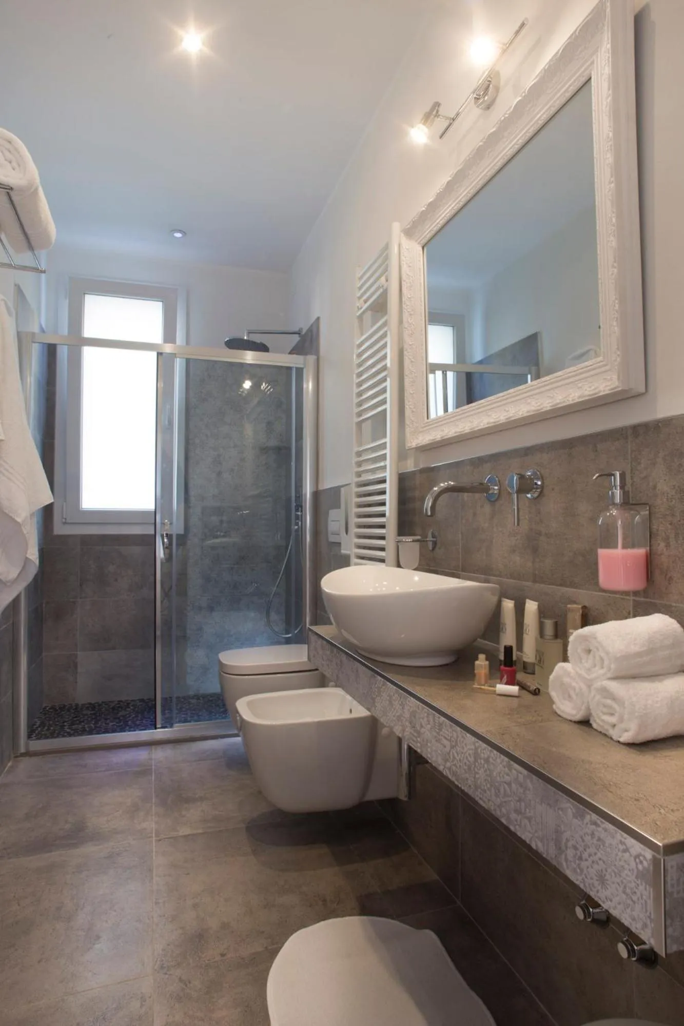 White Suite & Apartments