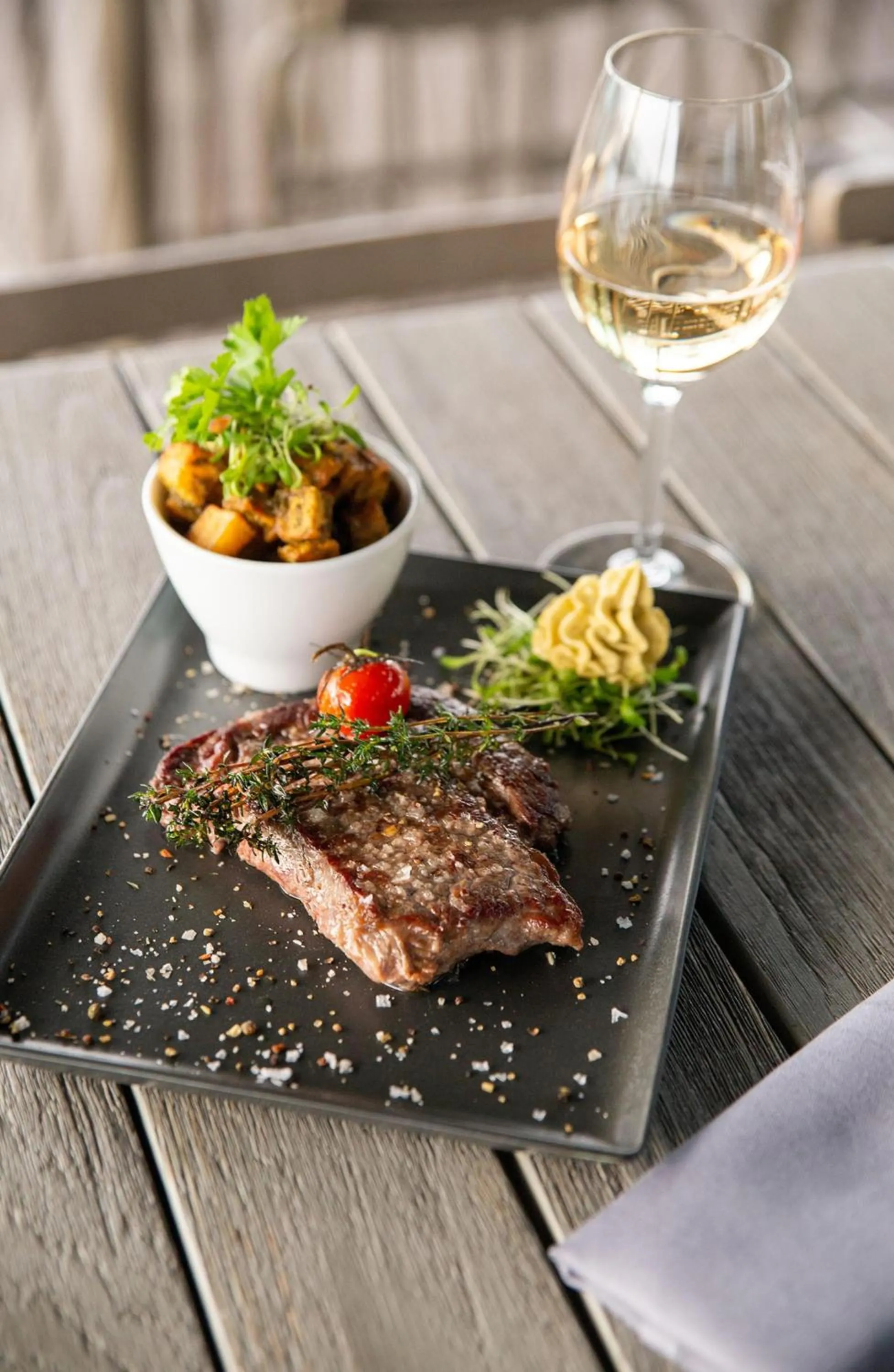 Lounge or bar in Radisson Blu Hotel, Mannheim