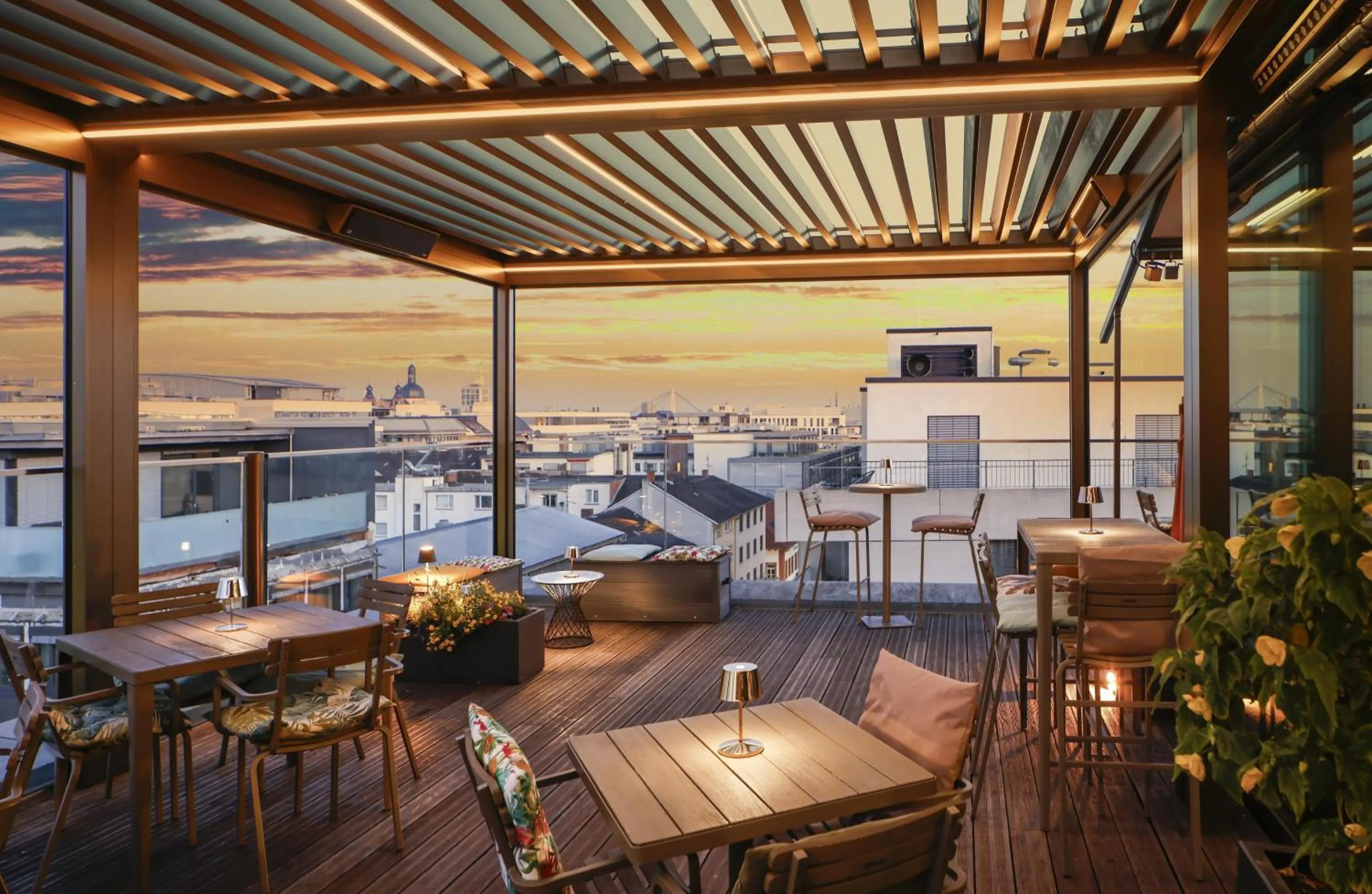 Lounge or bar in Radisson Blu Hotel, Mannheim