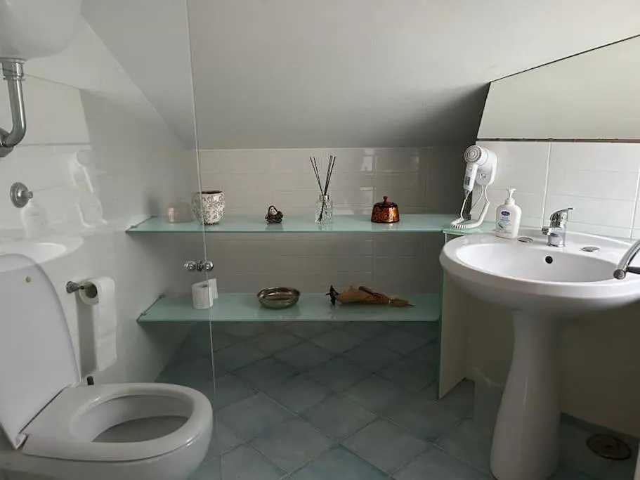 Bathroom in Pompeii Garden House