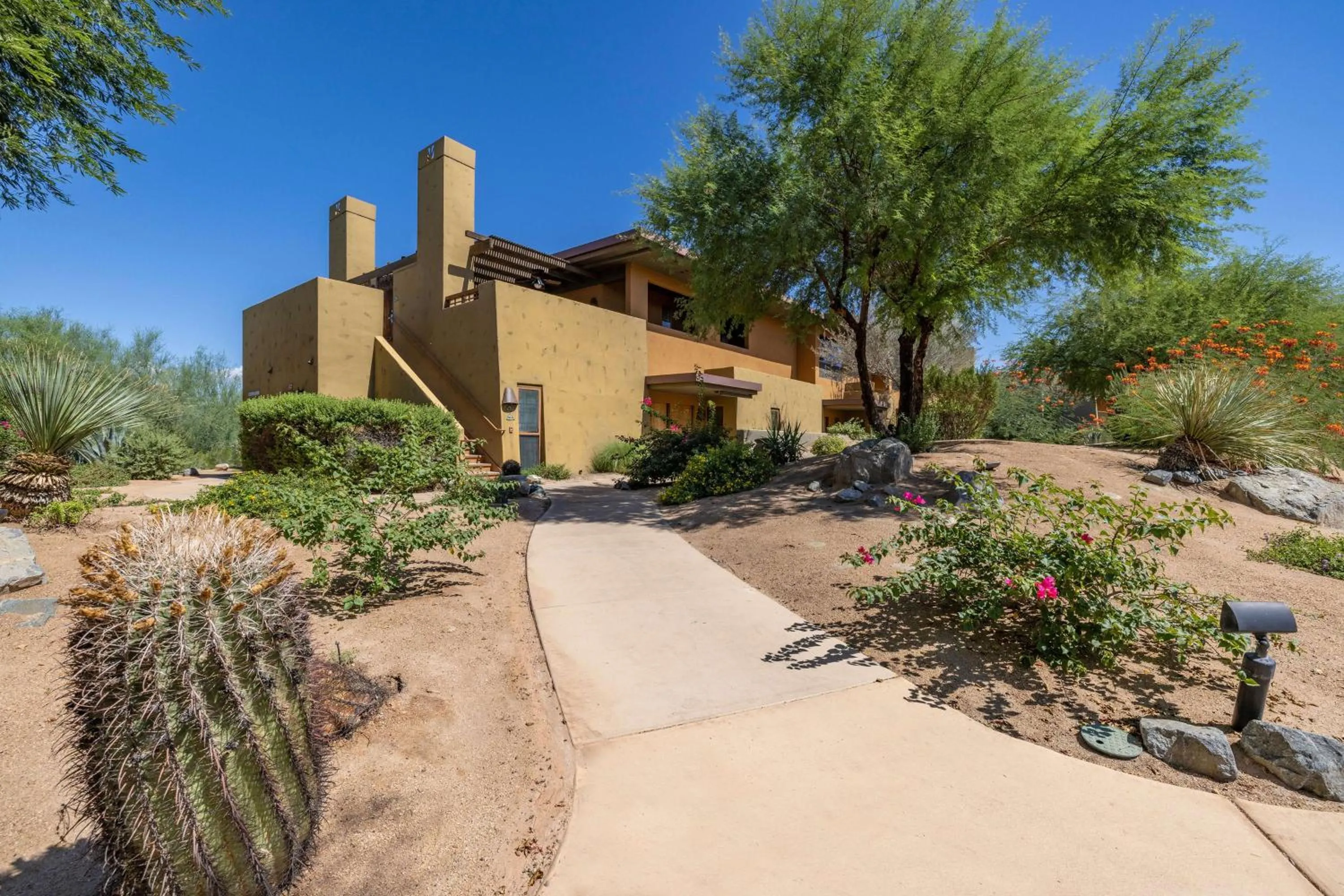 Property building in Hilton Grand Vacations Club Palm Desert