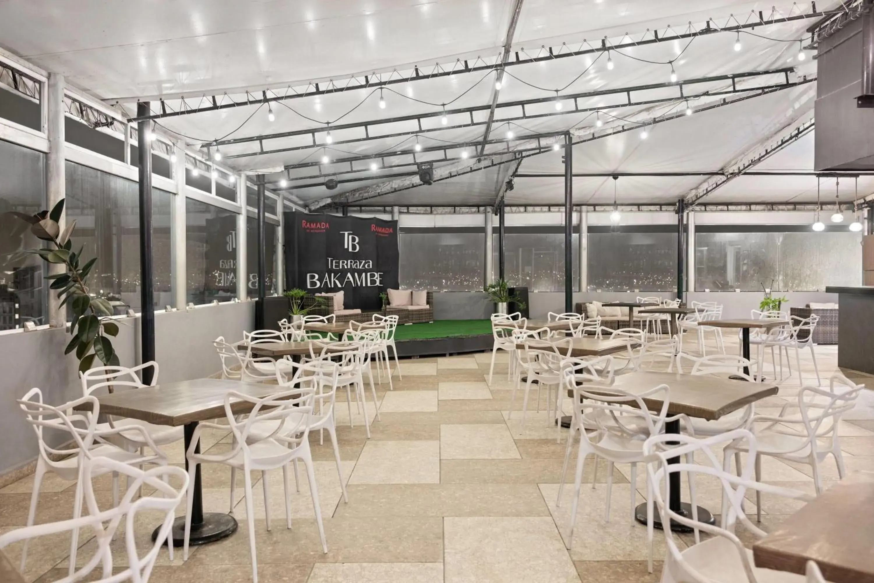 Lounge or bar in Ramada by Wyndham Tampico Centro Lounge or bar in Ramada by Wyndham Tampico Centro