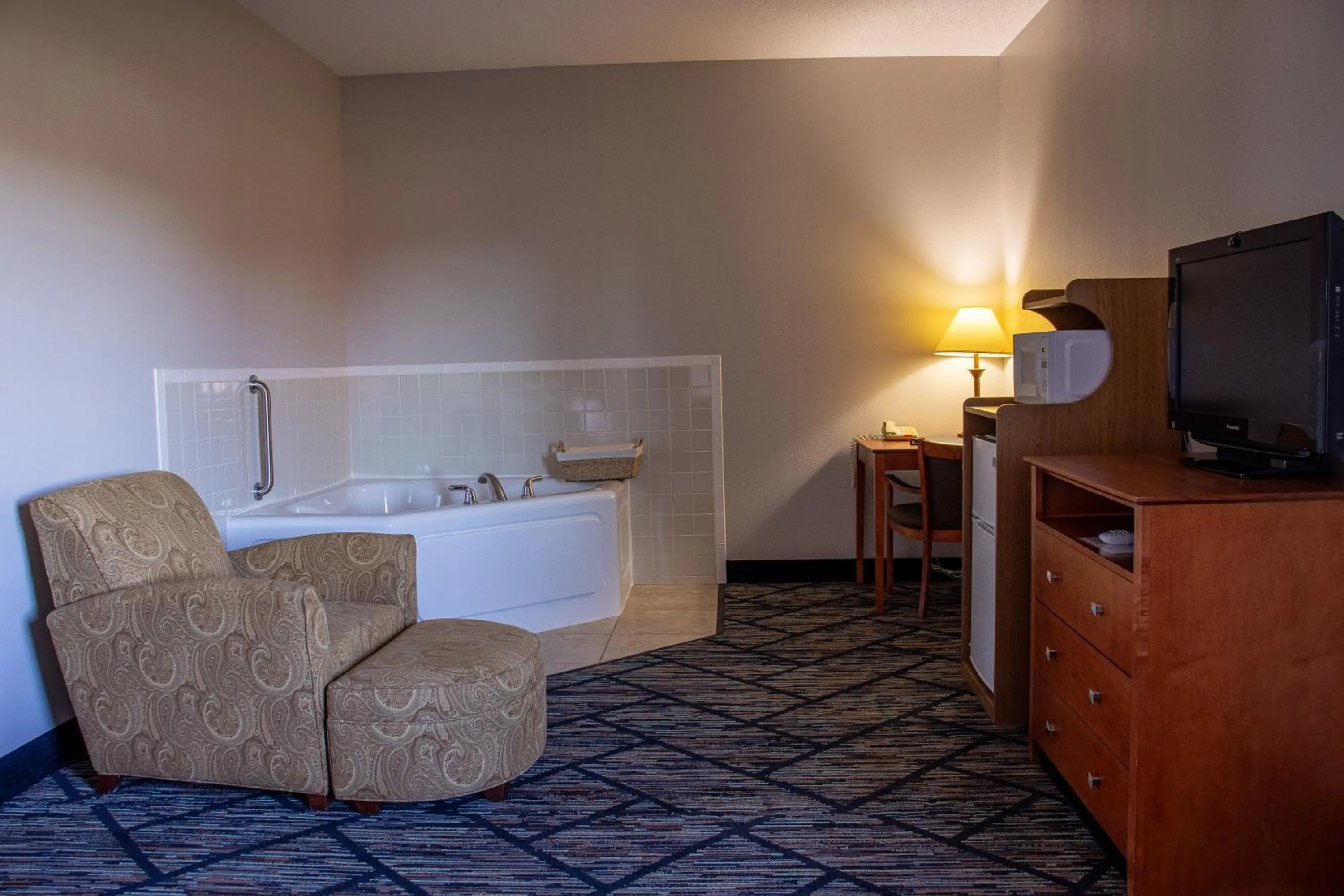 Hot Tub, Bed in Belva Deer Inn