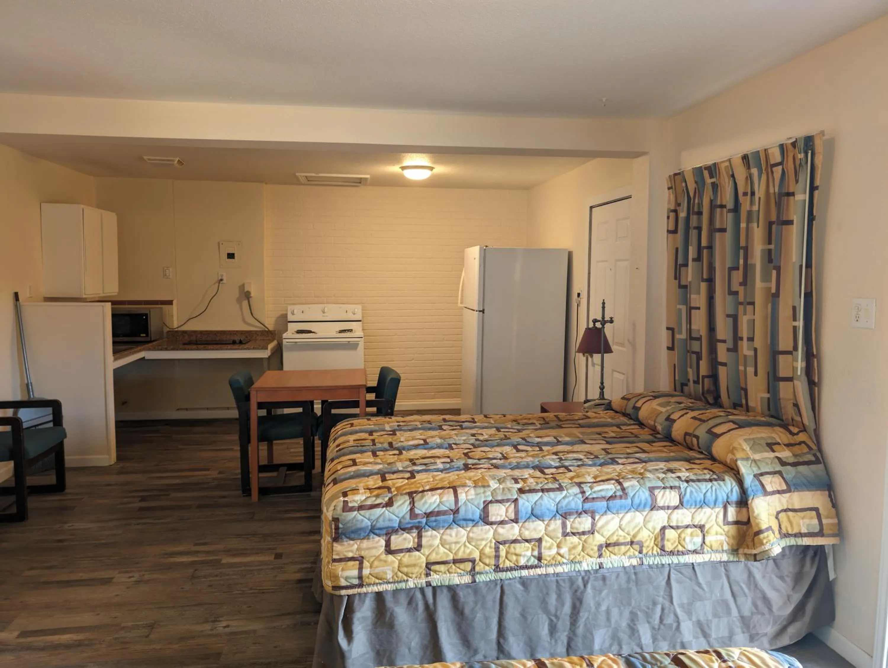 kitchen, Bed in Economy Inn Kingsville