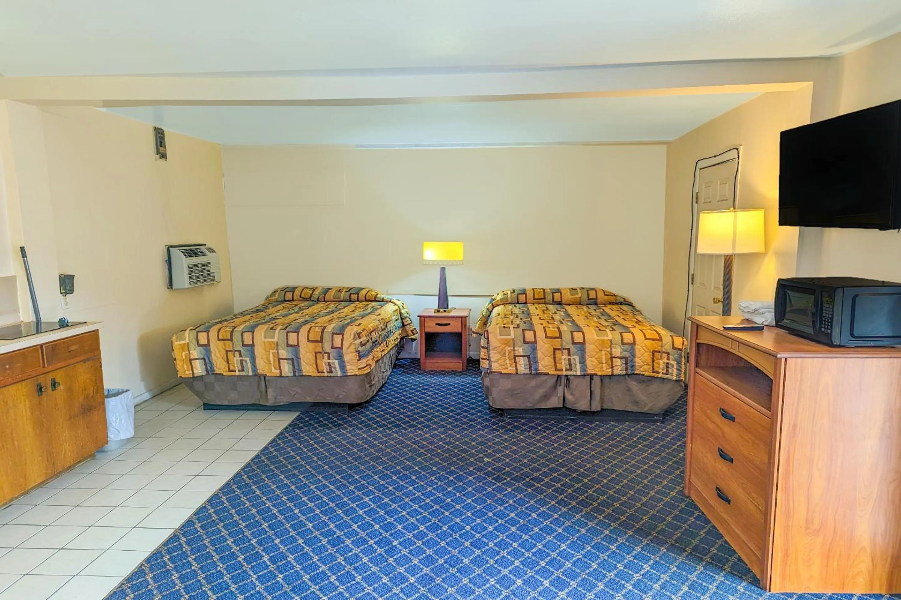 Bedroom, Bed in Economy Inn Kingsville