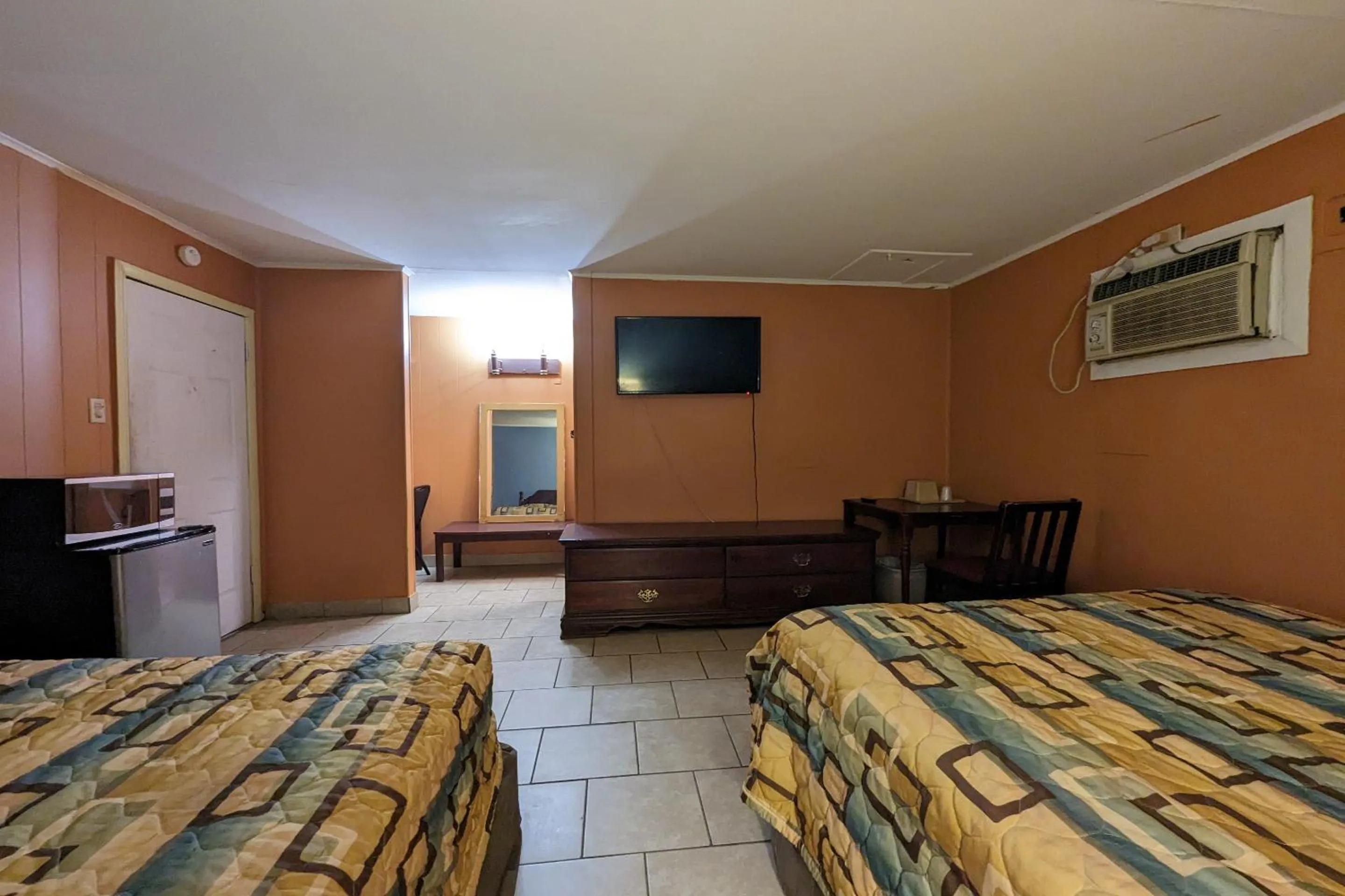 Bedroom, Bed in Economy Inn Kingsville