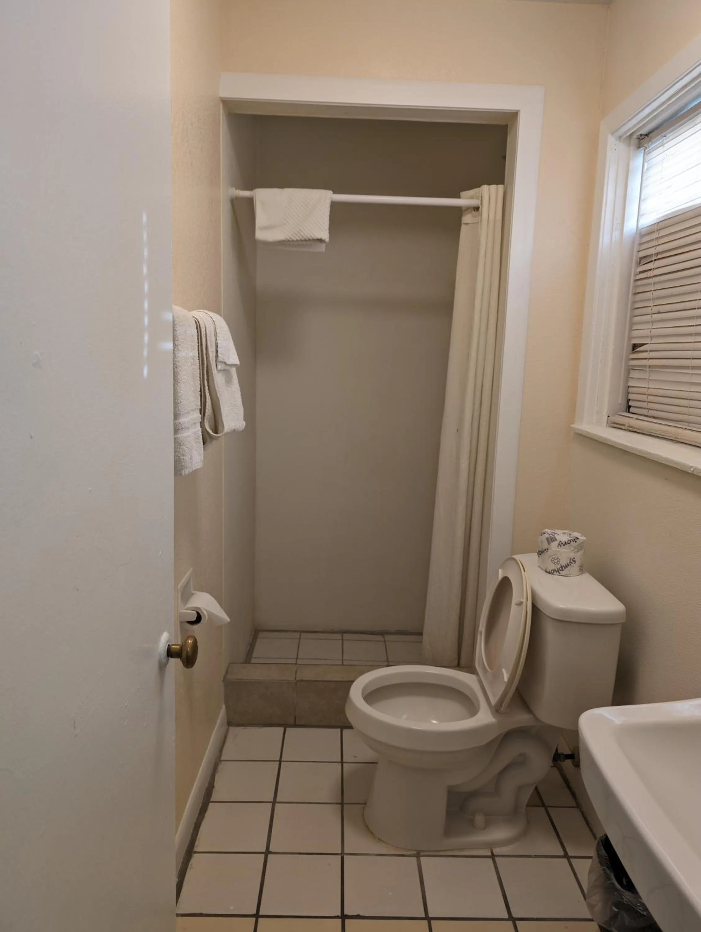 Bathroom in Economy Inn Kingsville