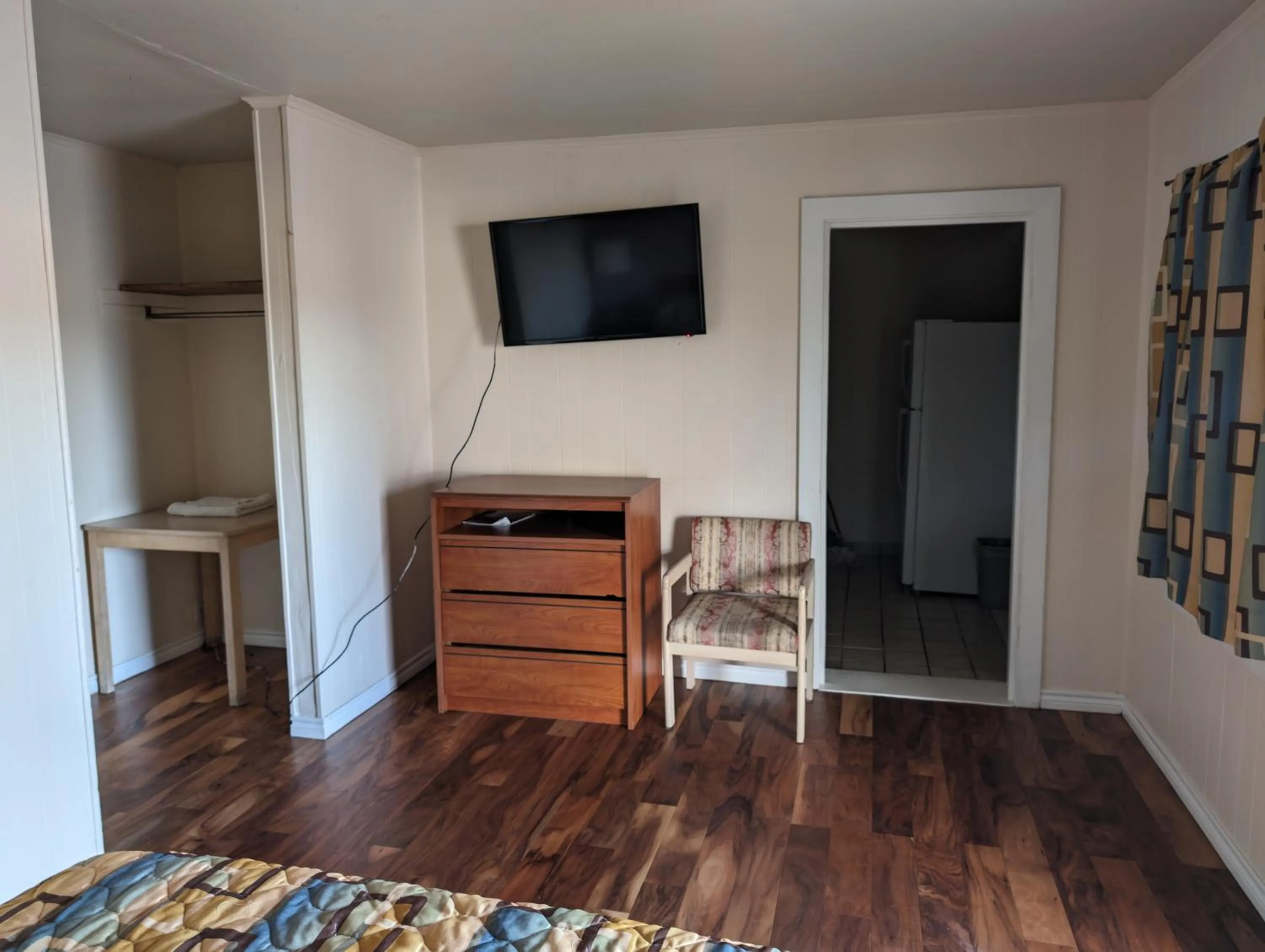 TV and multimedia, Bed in Economy Inn Kingsville