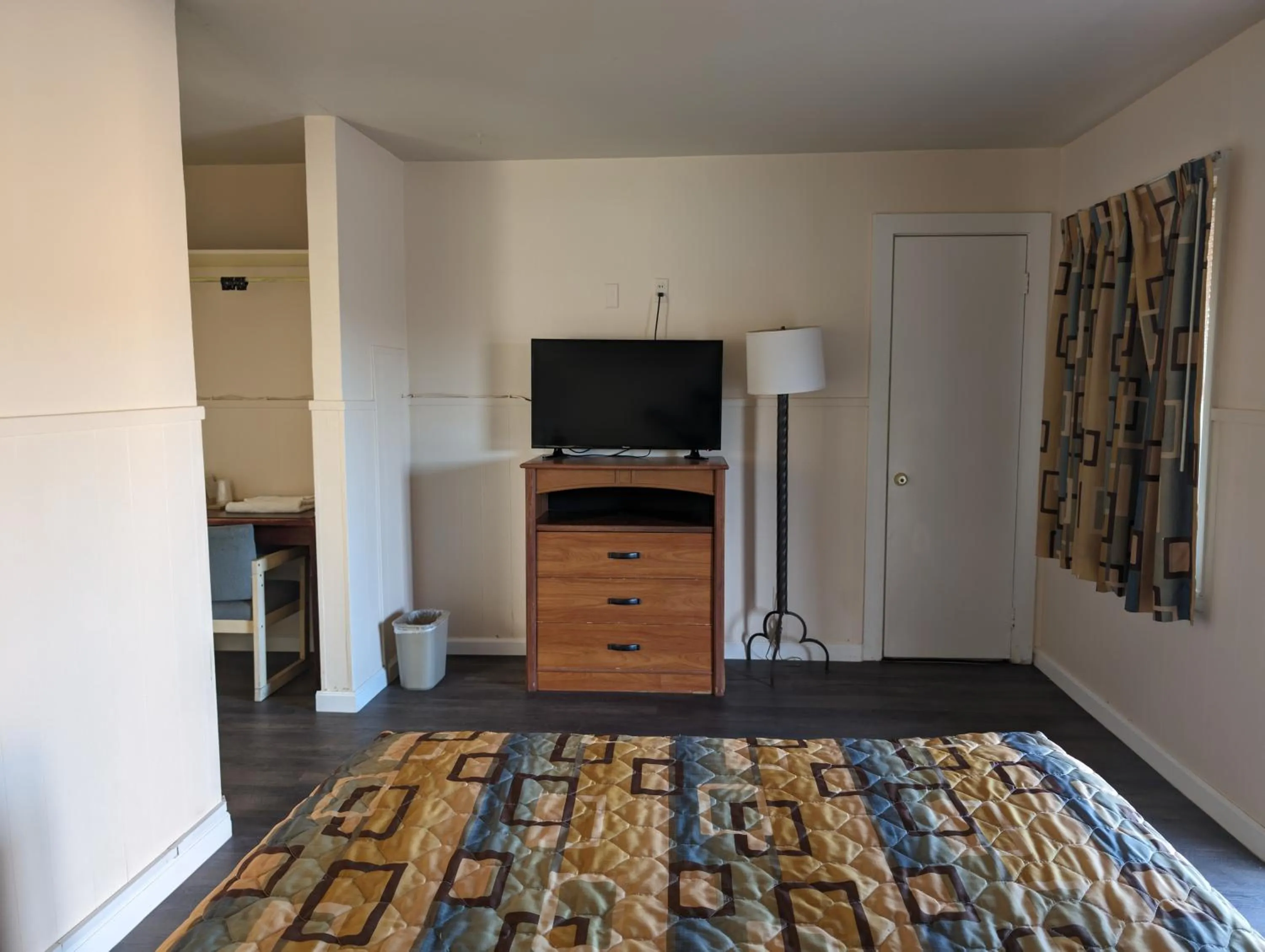 TV and multimedia, Bed in Economy Inn Kingsville