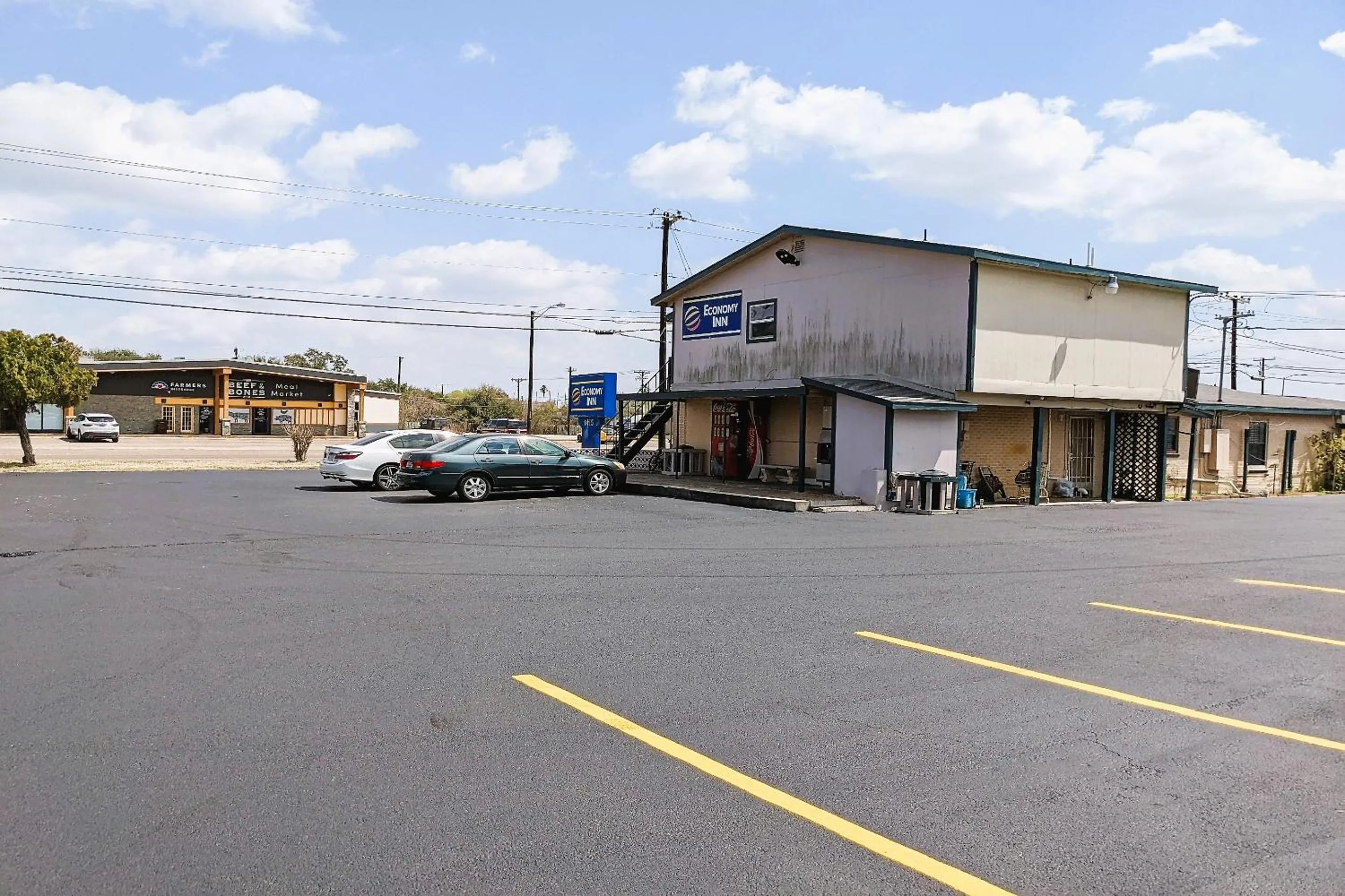 Parking in Economy Inn Kingsville