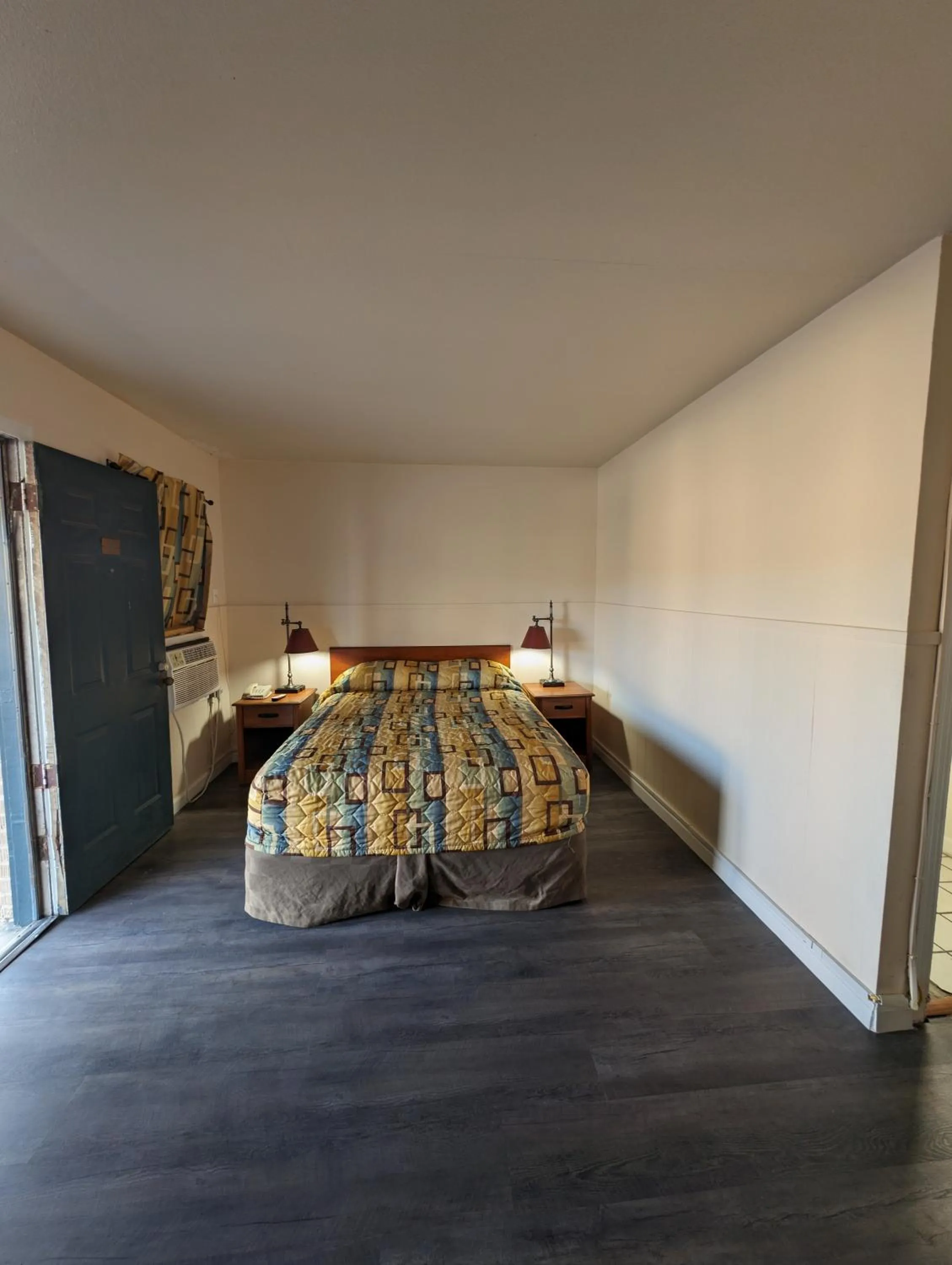 Bed in Economy Inn Kingsville