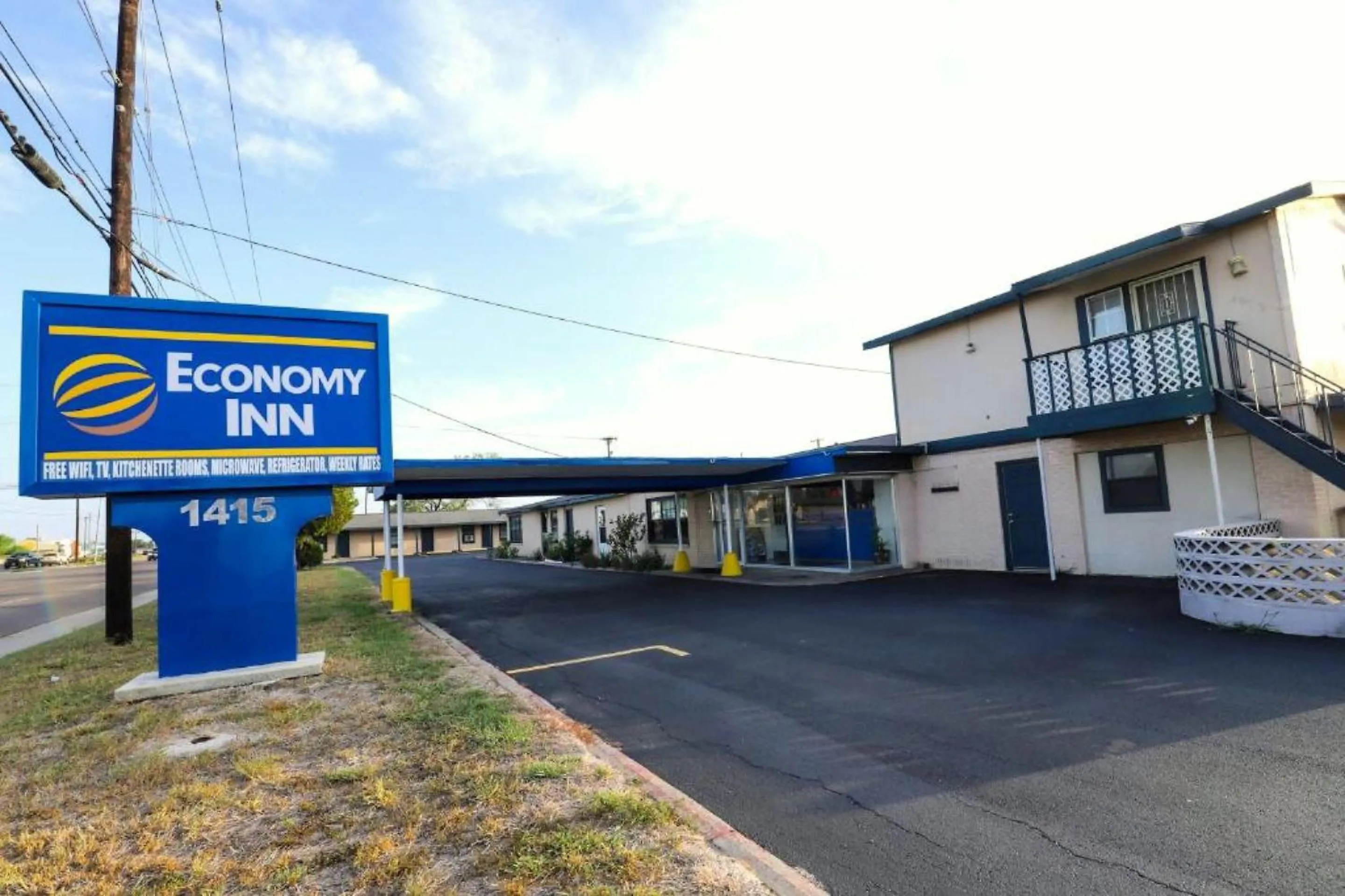 Facade/entrance in Economy Inn Kingsville