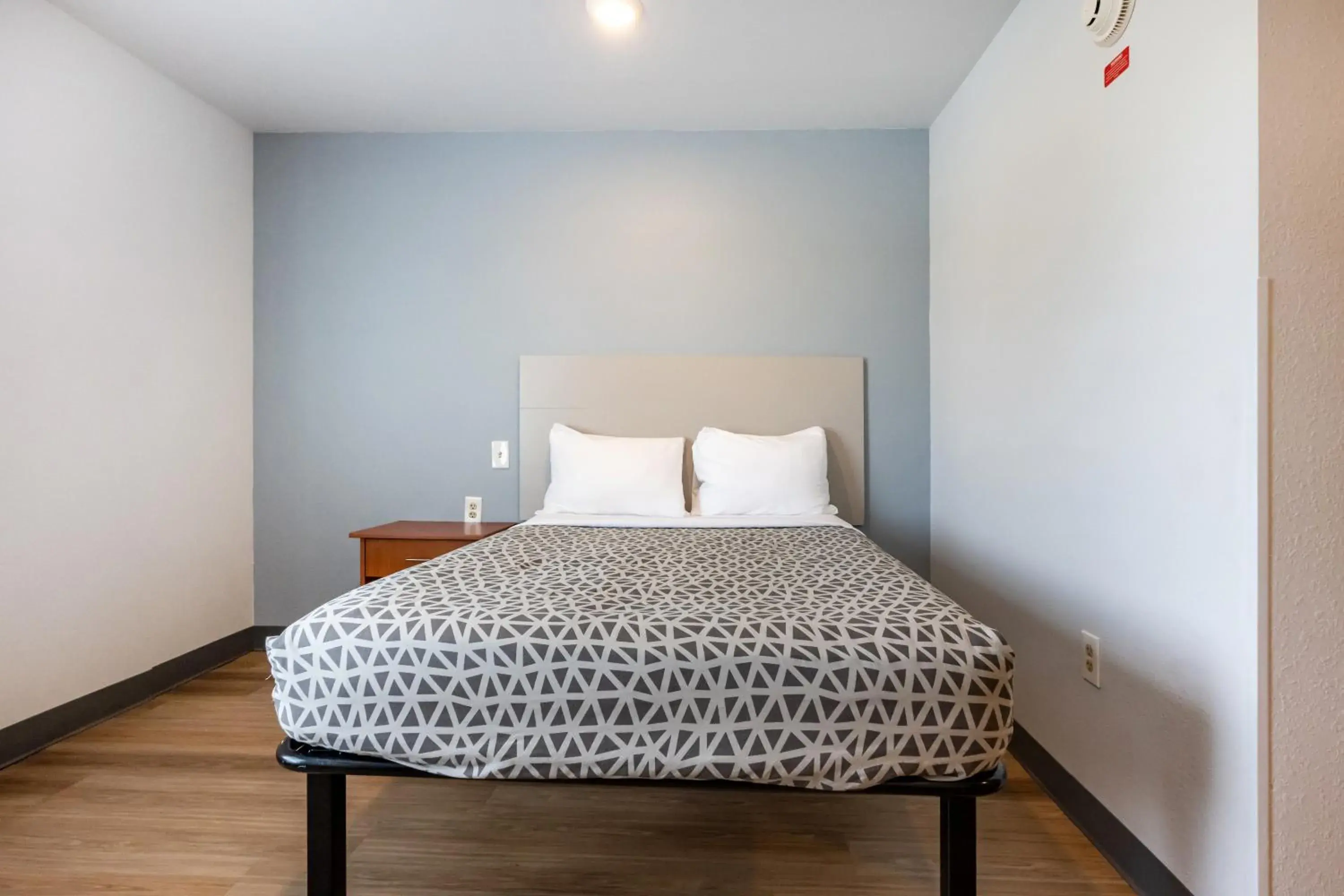 Efficiency Queen Room - Accessible/Non Smoking in Suburban Studios Huntsville University Area Efficiency Queen Room - Accessible/Non Smoking in Suburban Studios Huntsville University Area