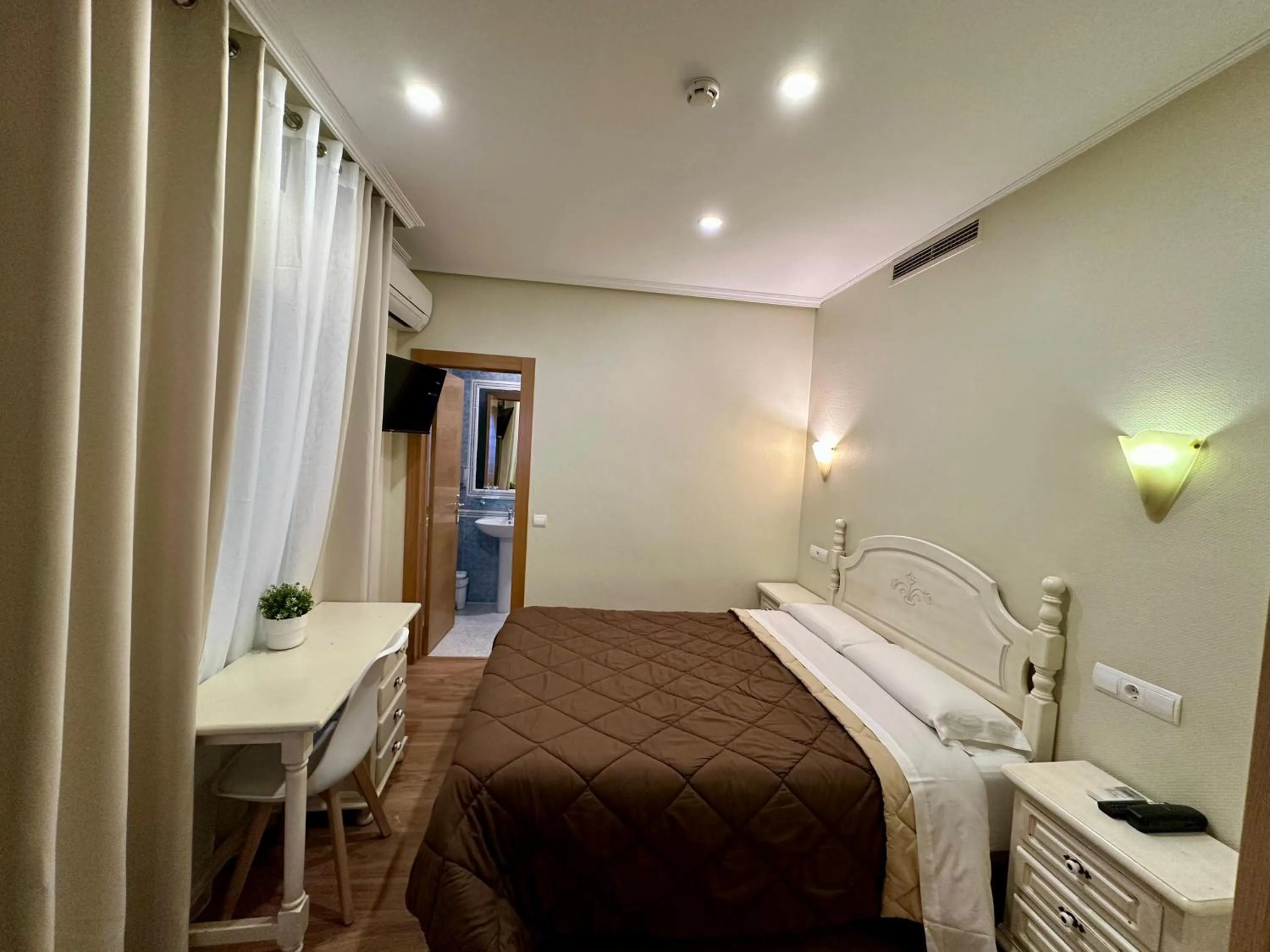 Bedroom, Bed in Hostal Toledo