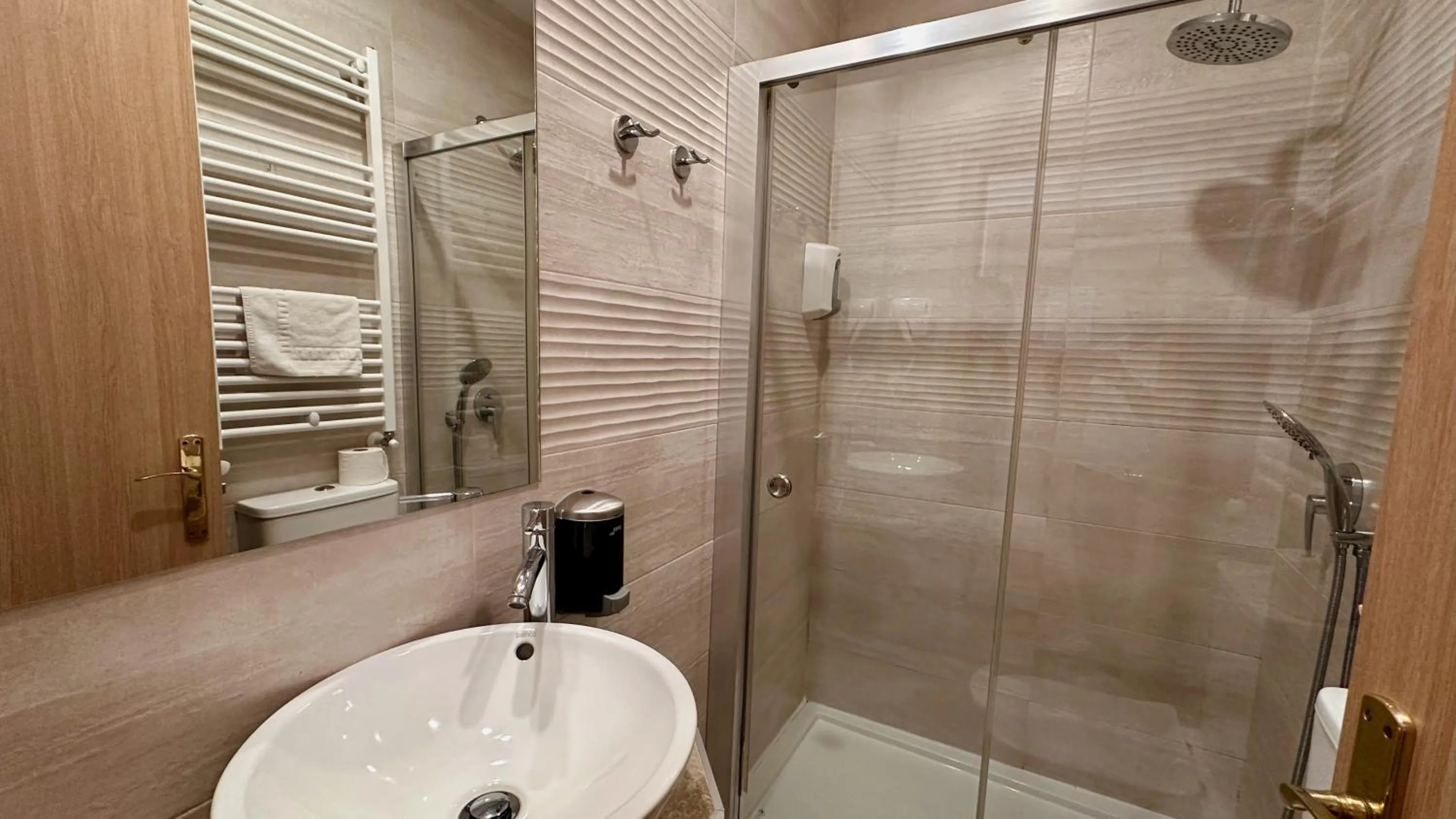 Shower in Hostal Toledo