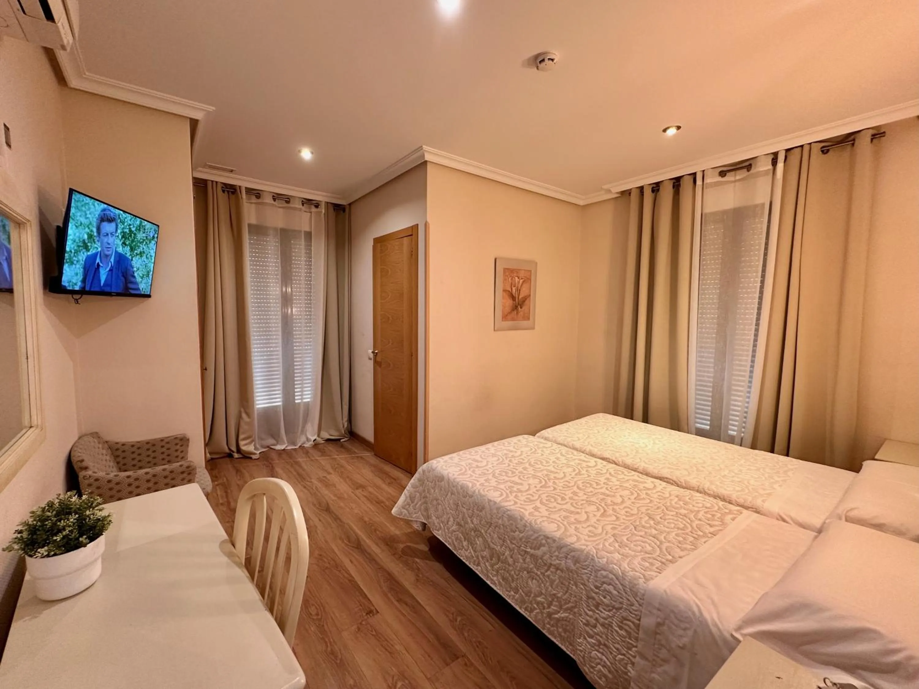 Bedroom, Bed in Hostal Toledo