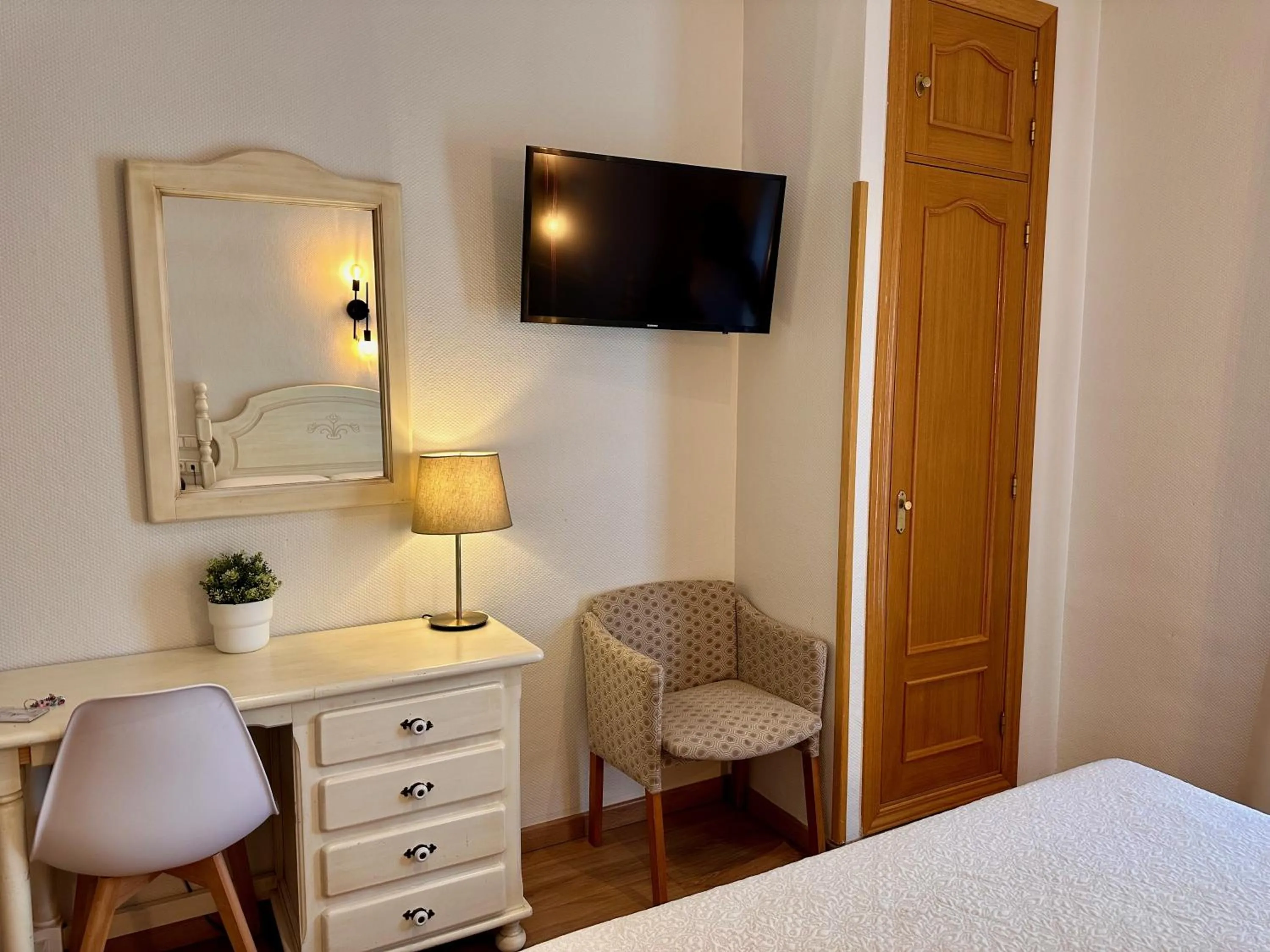 Bedroom, Bed in Hostal Toledo