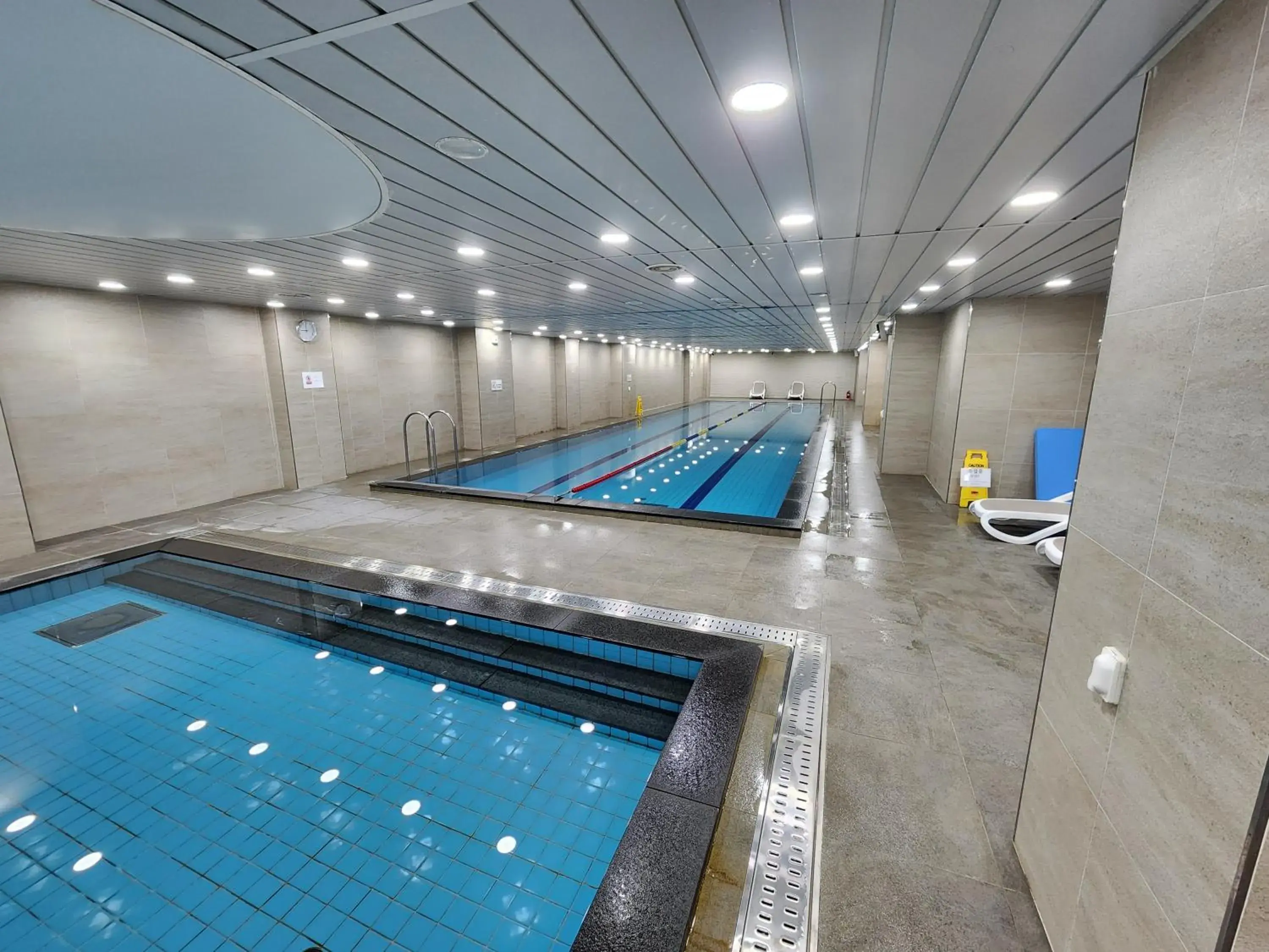 Swimming pool in Seogwipo JS Hotel Swimming pool in Seogwipo JS Hotel