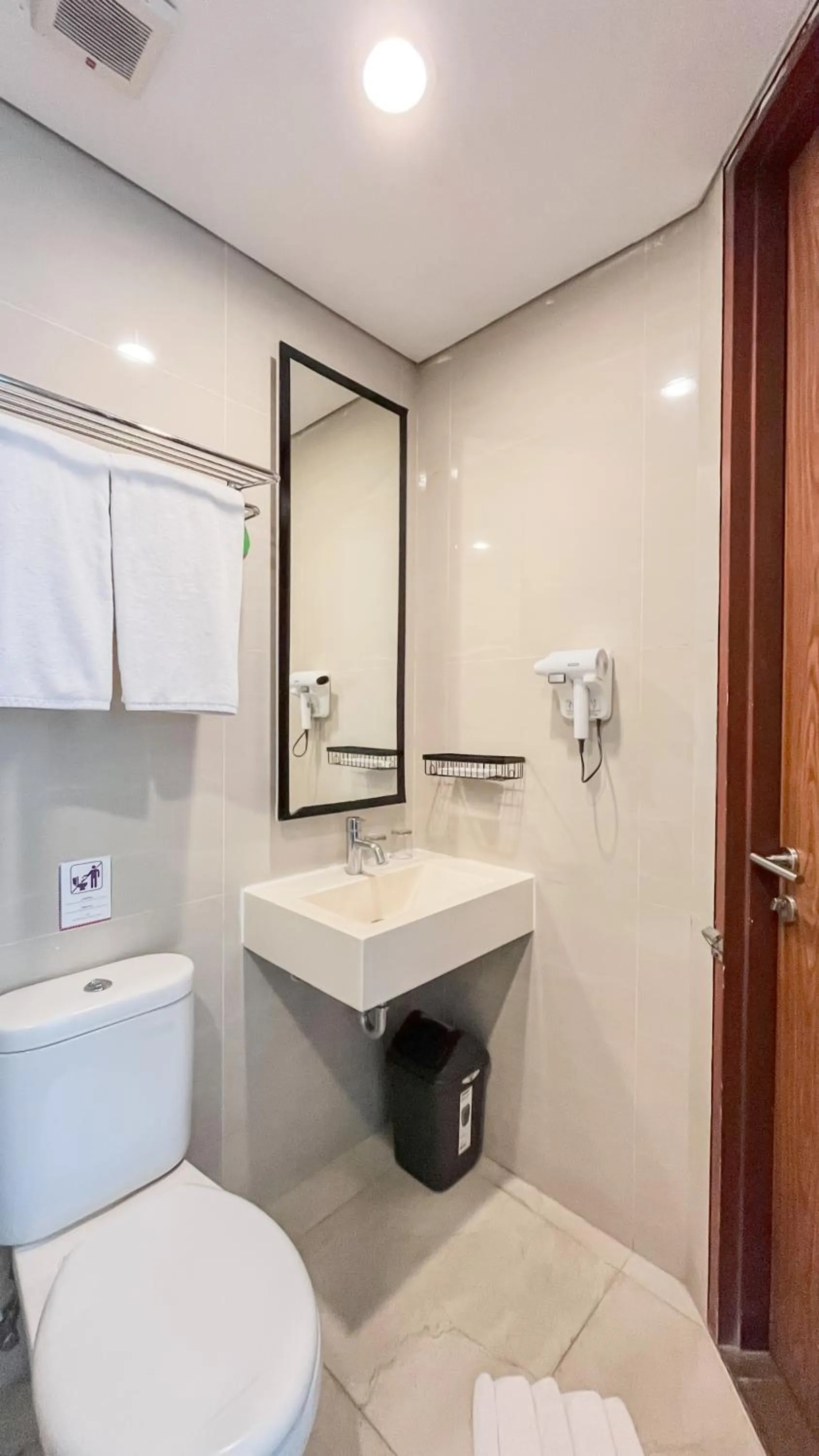 Restaurant/places to eat in Fame Hotel Sunset Road