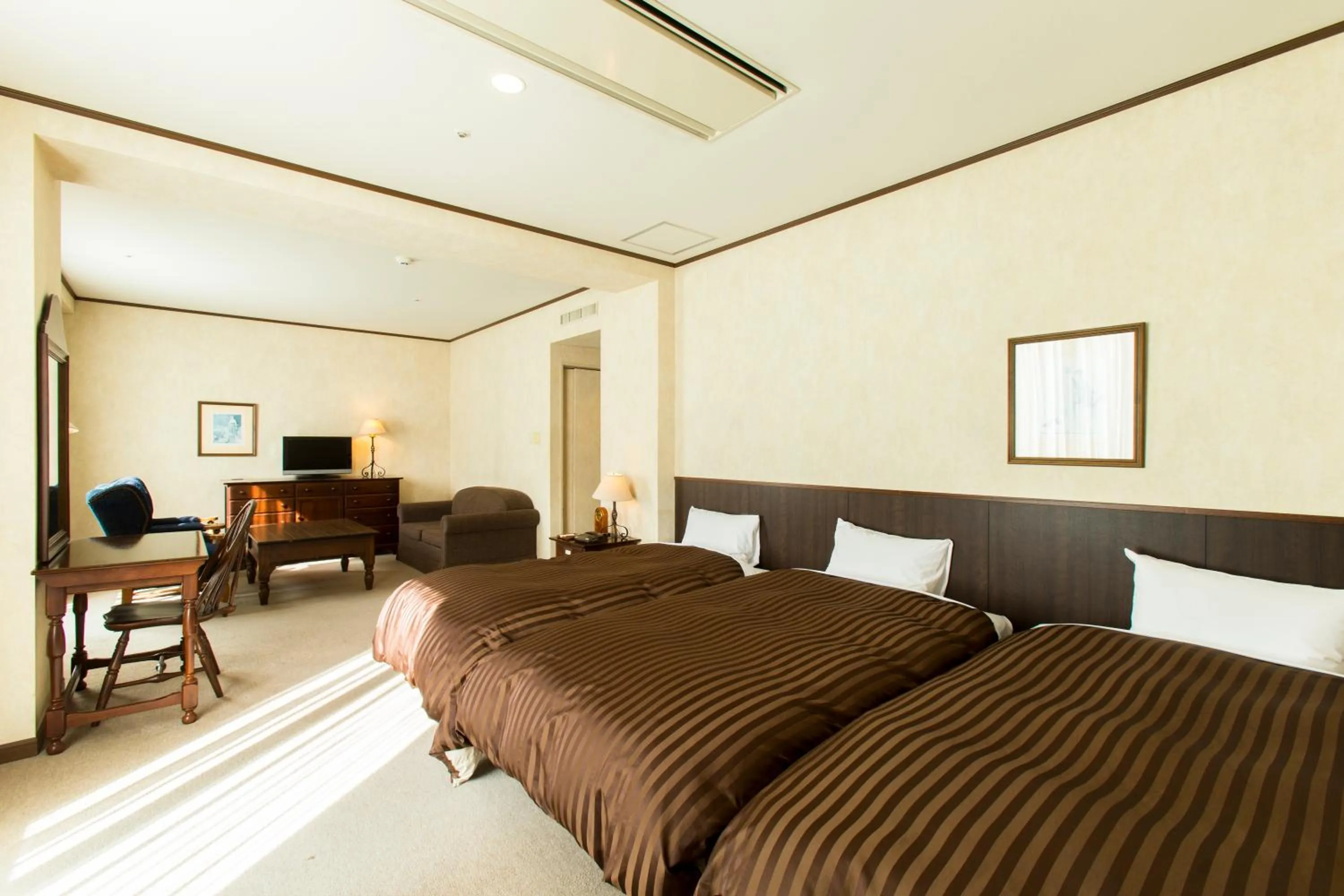 Photo of the whole room, Bed in Blue Ridge Hotel