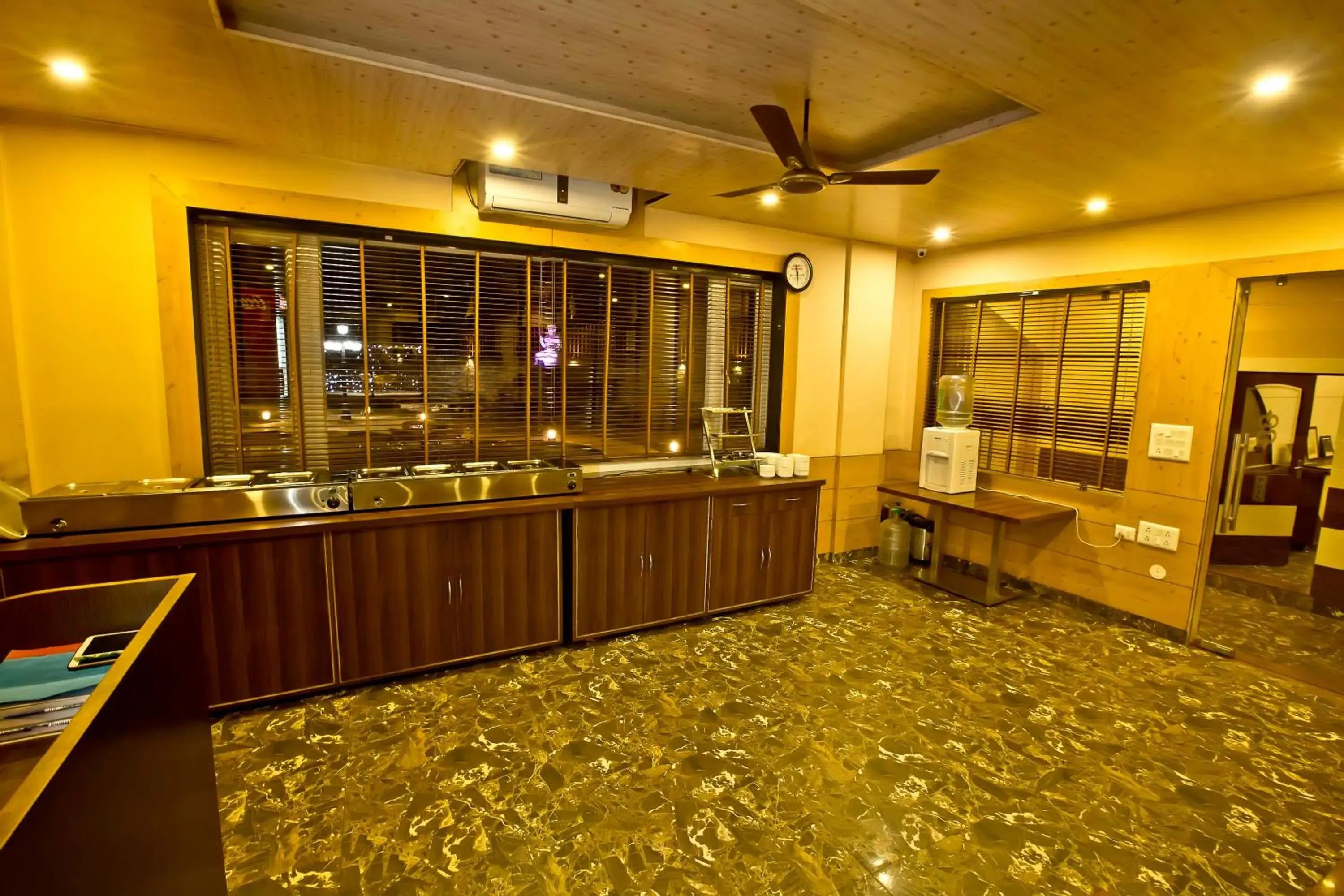 Food and drinks in Quartz Himalayan Brothers Food and drinks in Quartz Himalayan Brothers