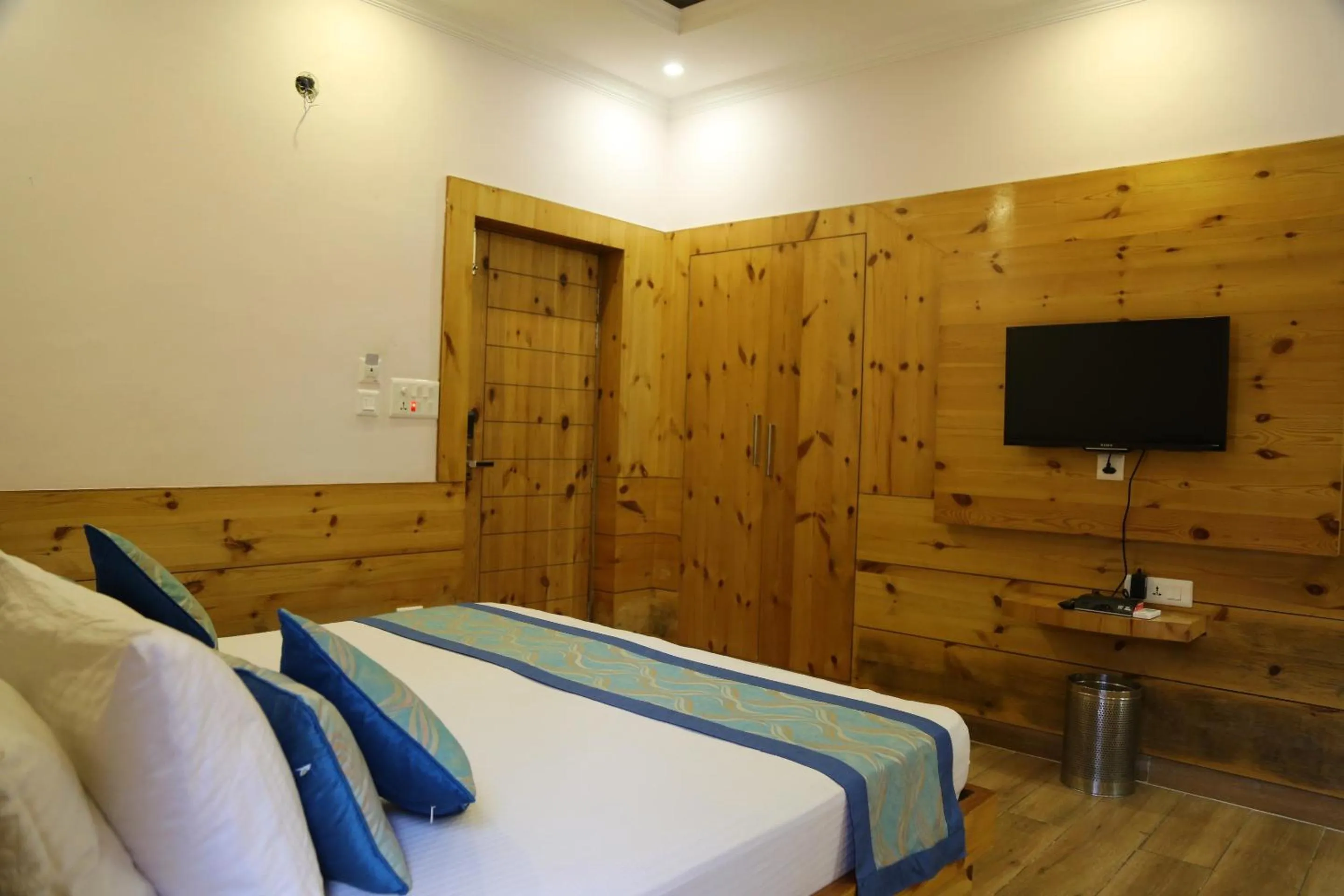 Photo of the whole room, Bed in Quartz Himalayan Brothers