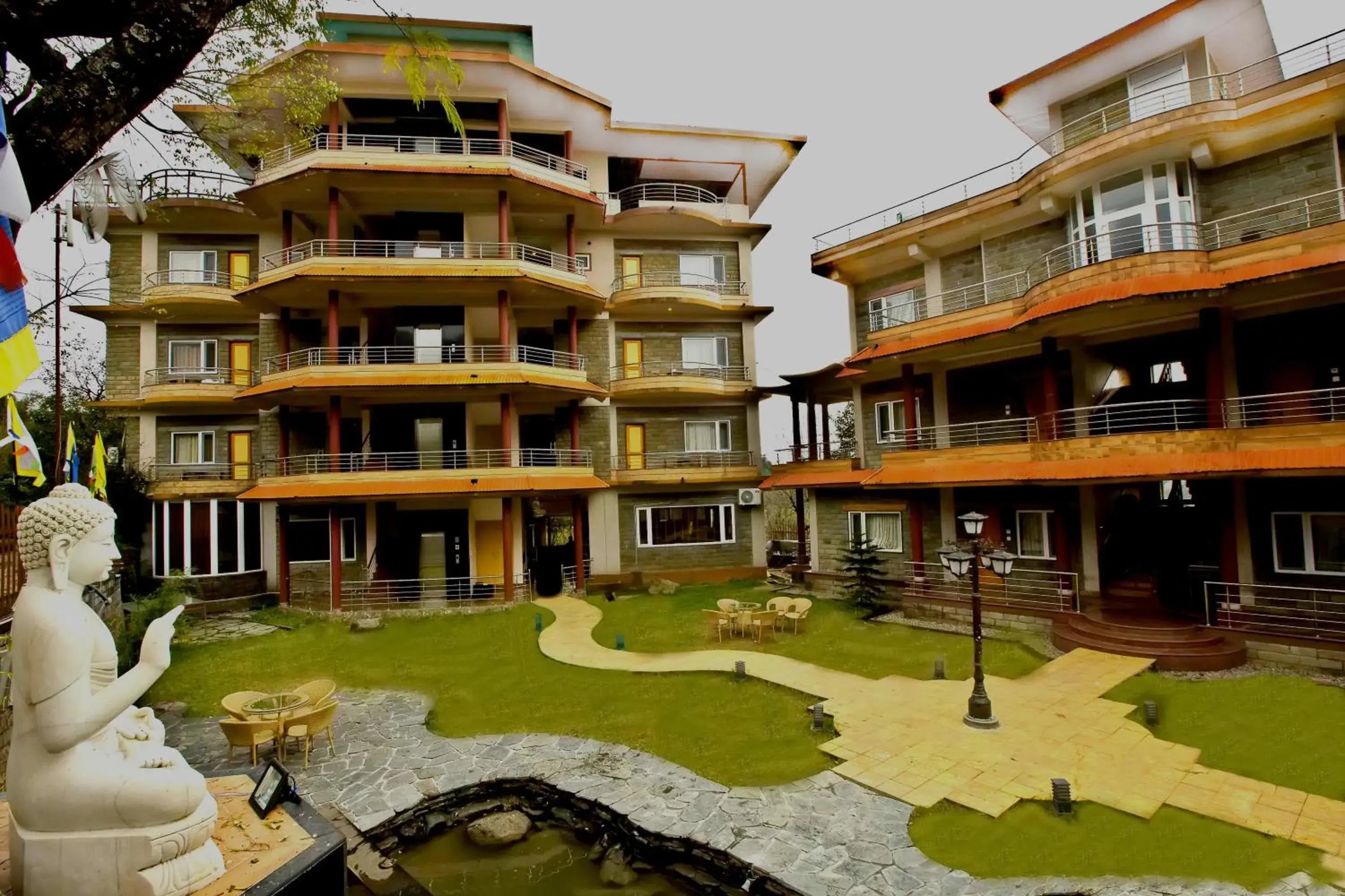 Property building in Quartz Himalayan Brothers Property building in Quartz Himalayan Brothers