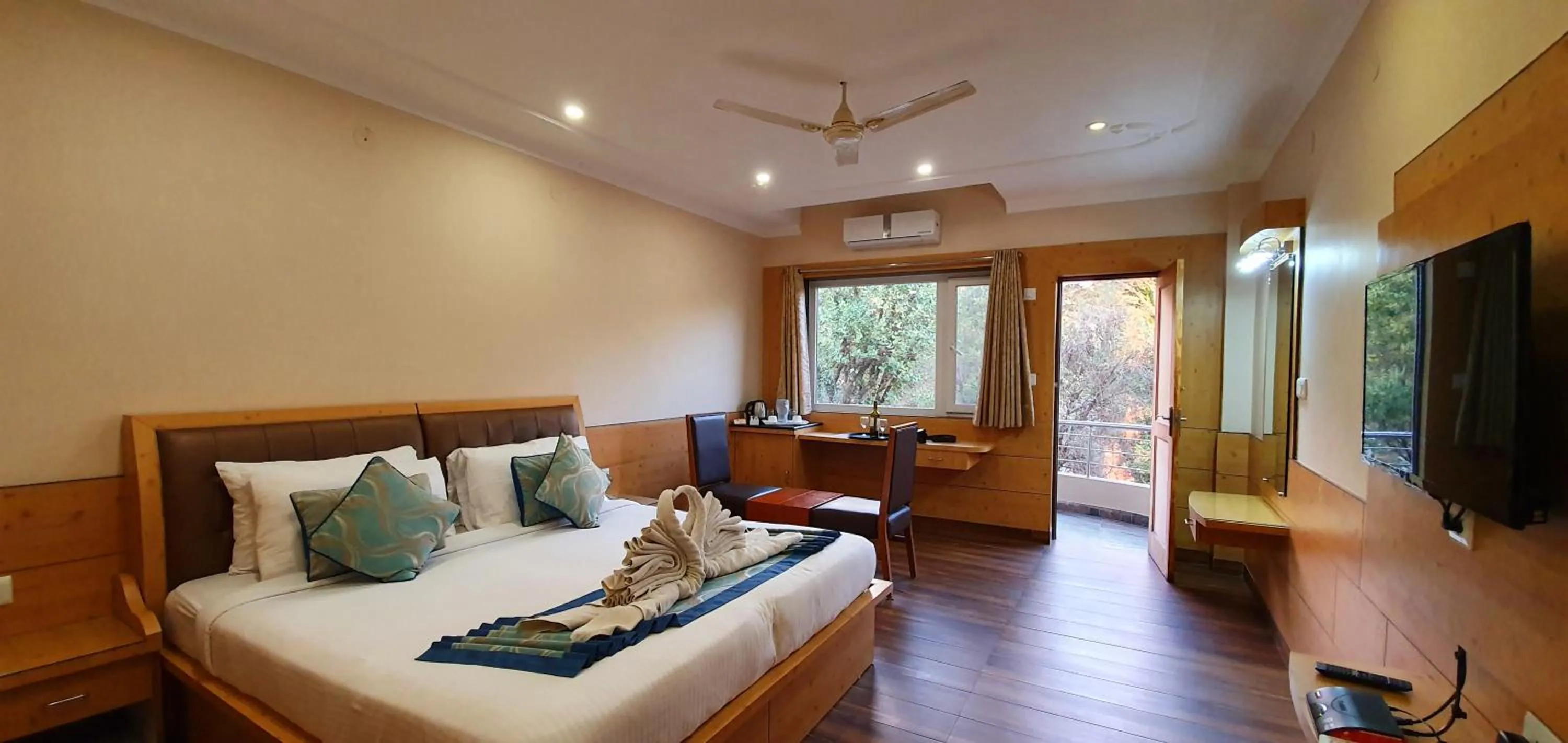 Photo of the whole room, Bed in Quartz Himalayan Brothers