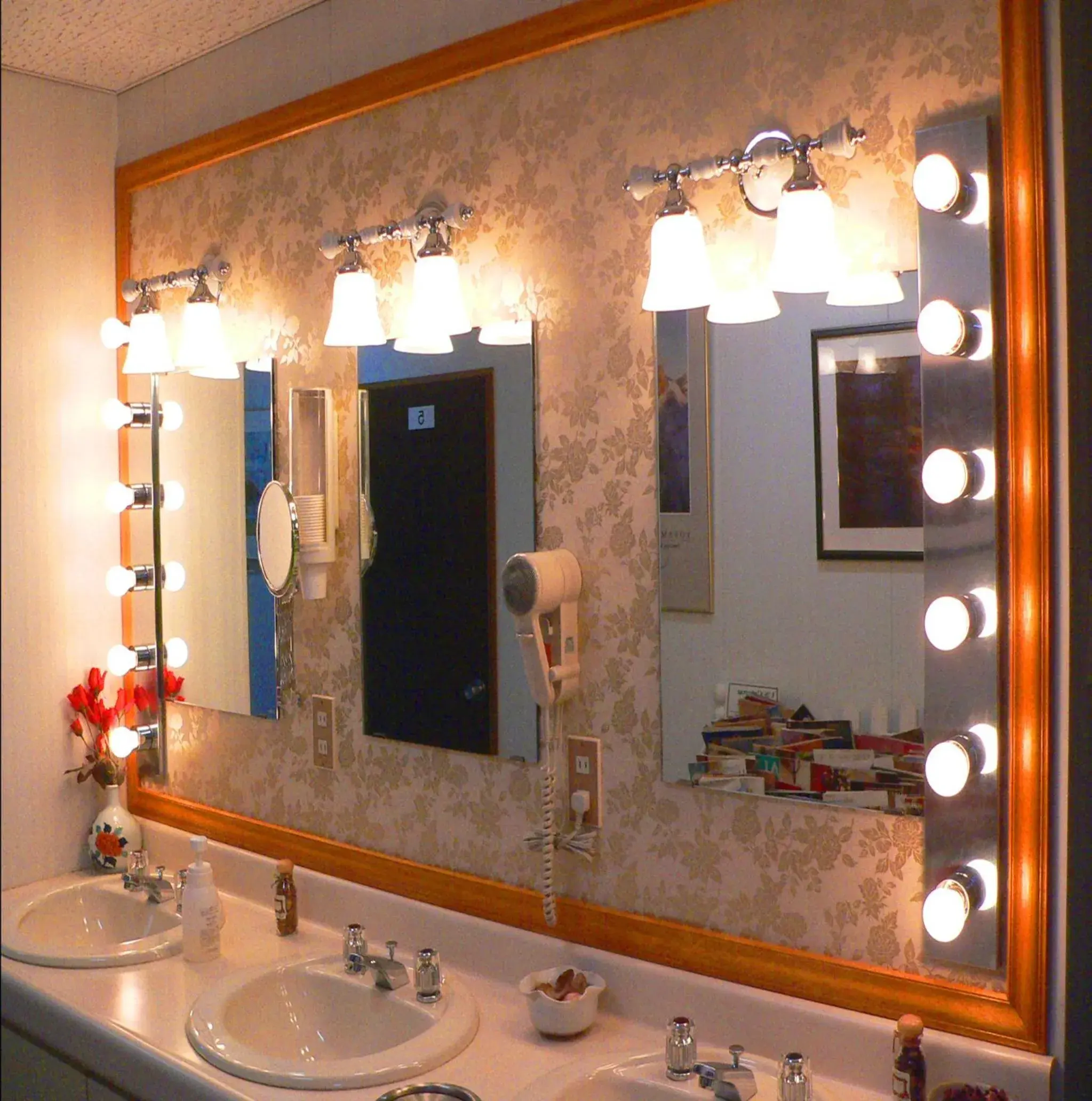 Twin Room with Shared Bathroom - single occupancy - Non-Smoking in Mistral Twin Room with Shared Bathroom - single occupancy - Non-Smoking in Mistral