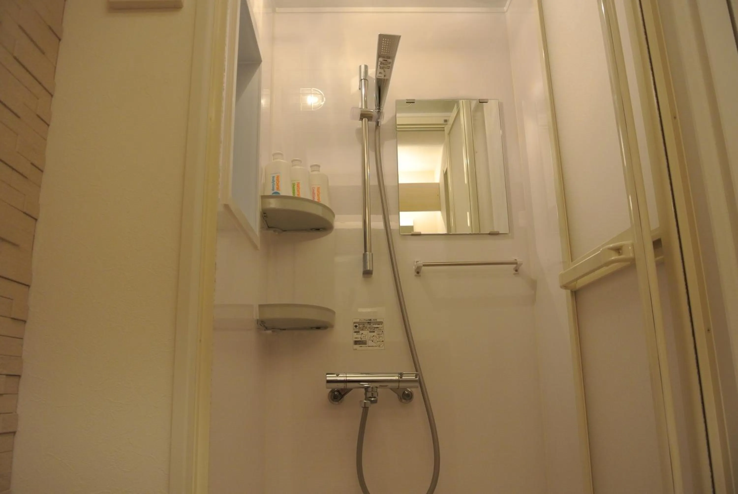 Shower in Backpackers Hotel NOOSA JAPAN in Takatsuki Tonda