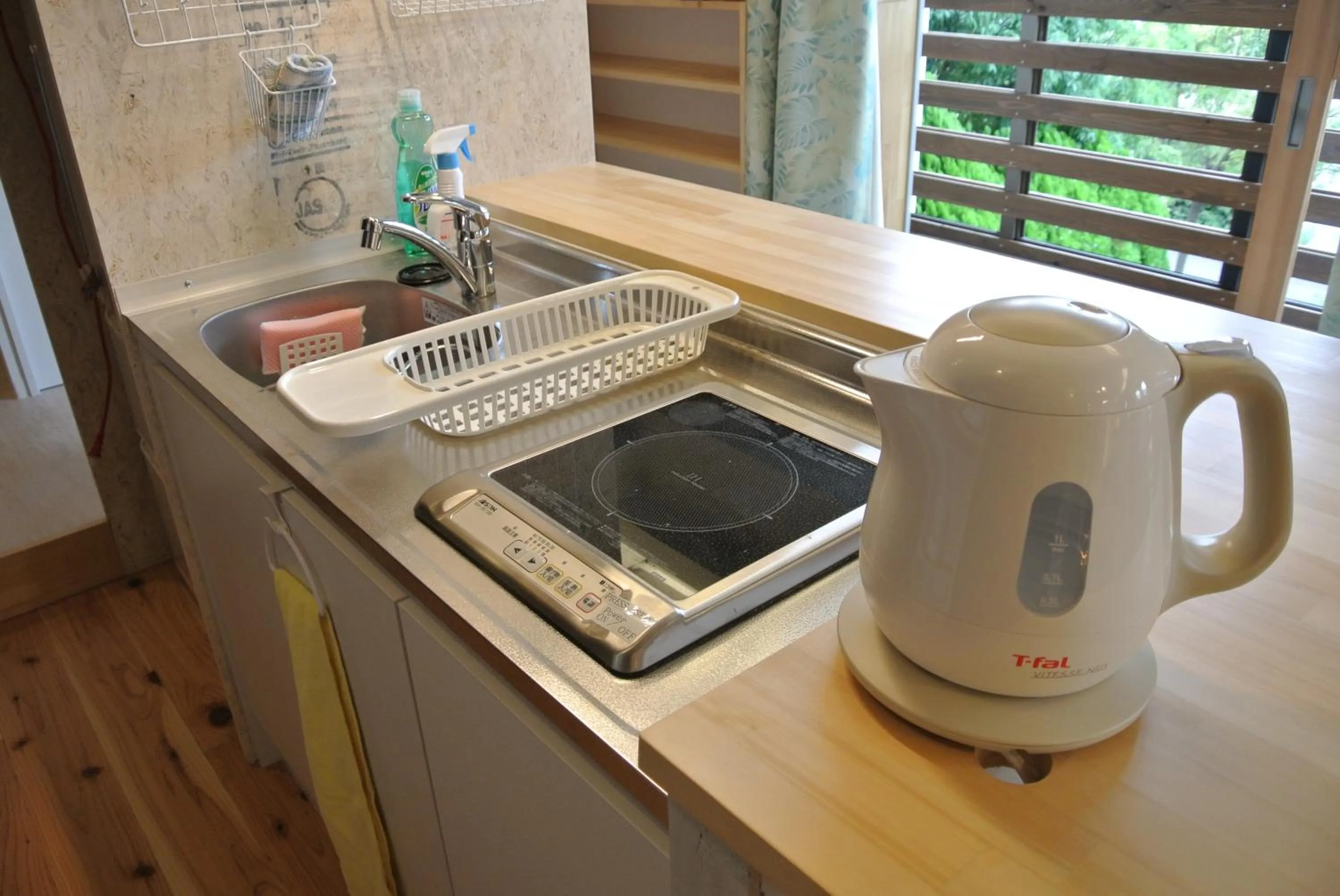 Communal kitchen in Backpackers Hotel NOOSA JAPAN in Takatsuki Tonda