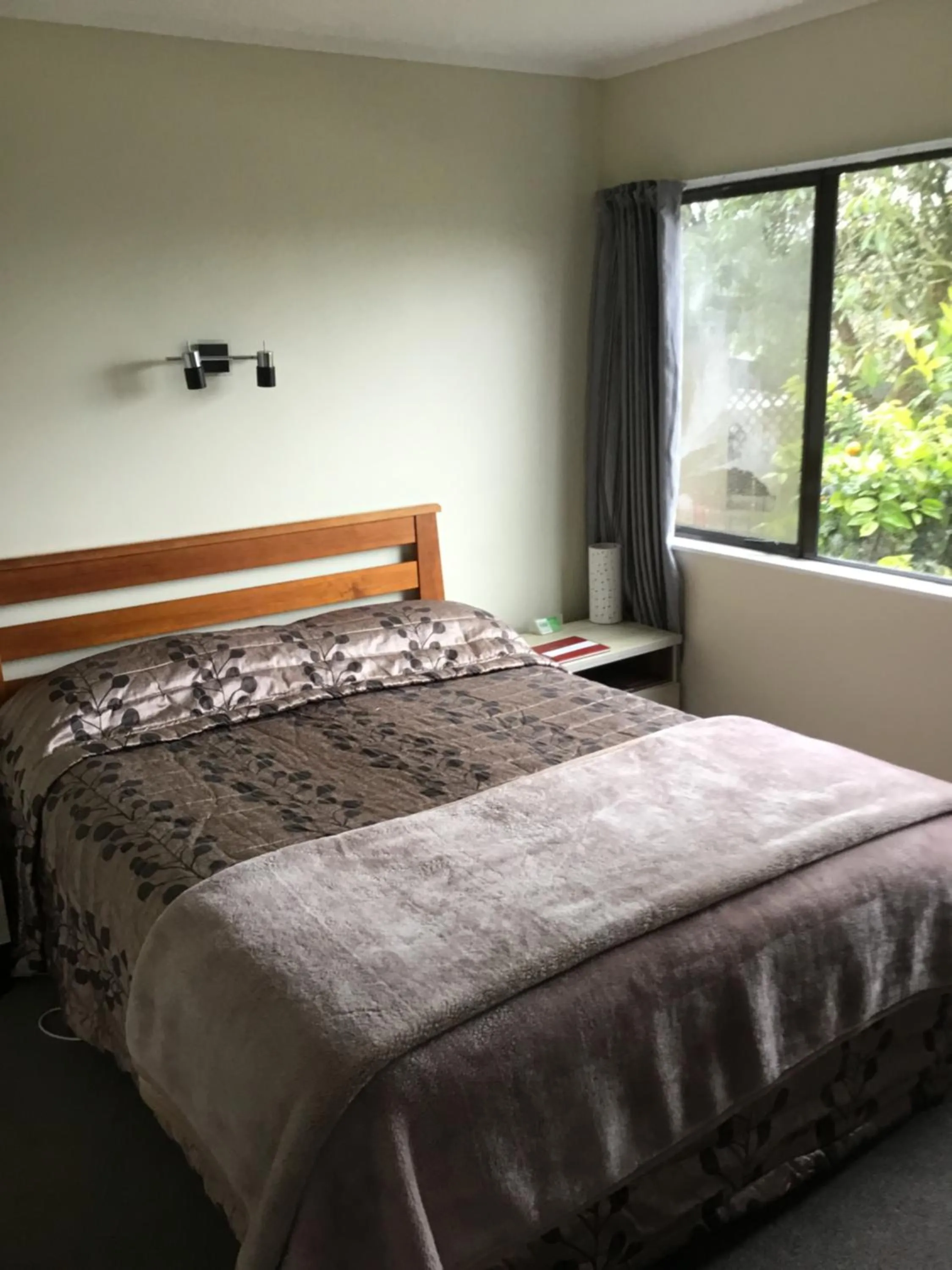 Bed in Waitomo Caves Guest Lodge