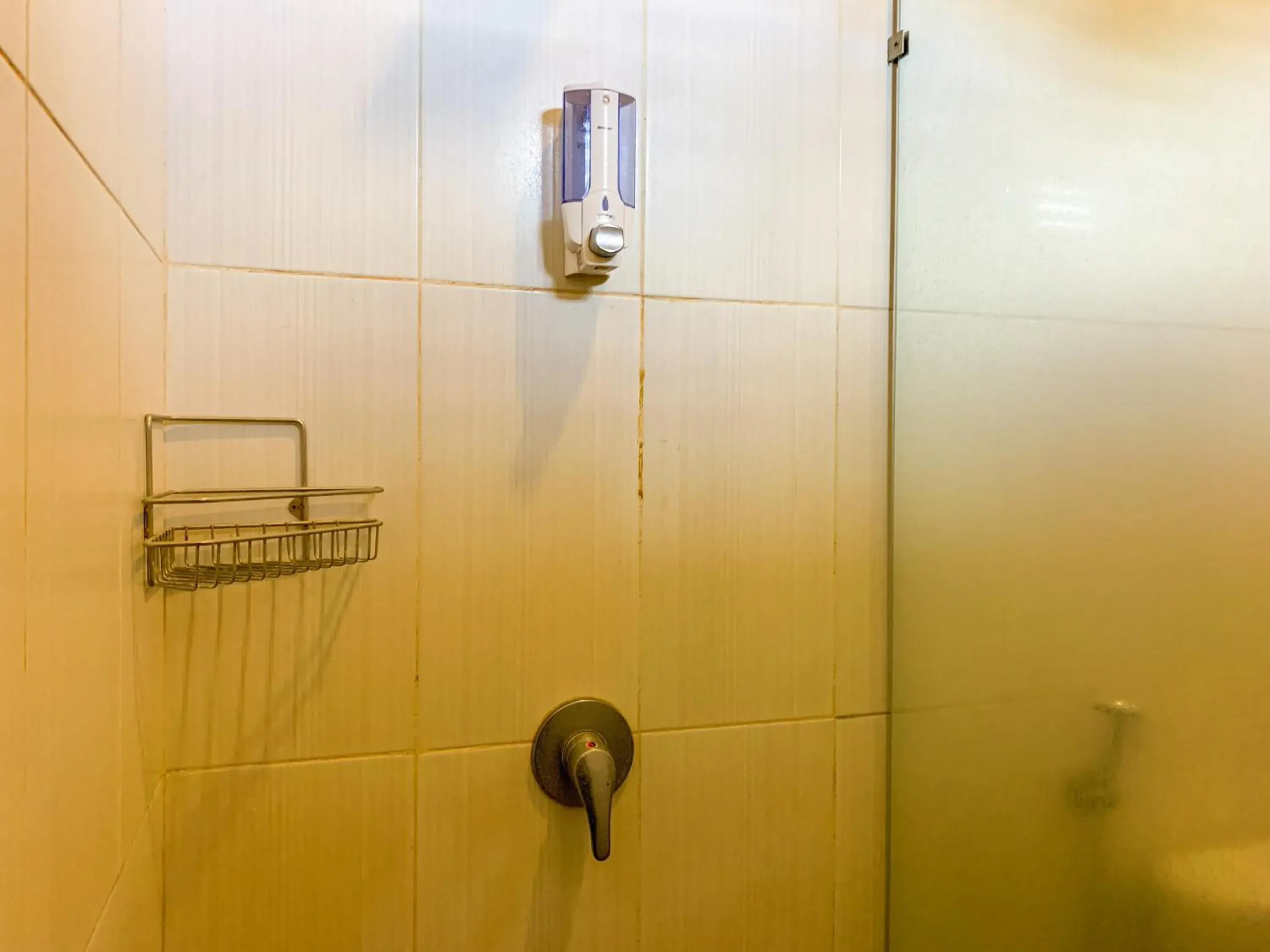Shower, Bathroom in Urbanview Sasono Putro Condoongcatur