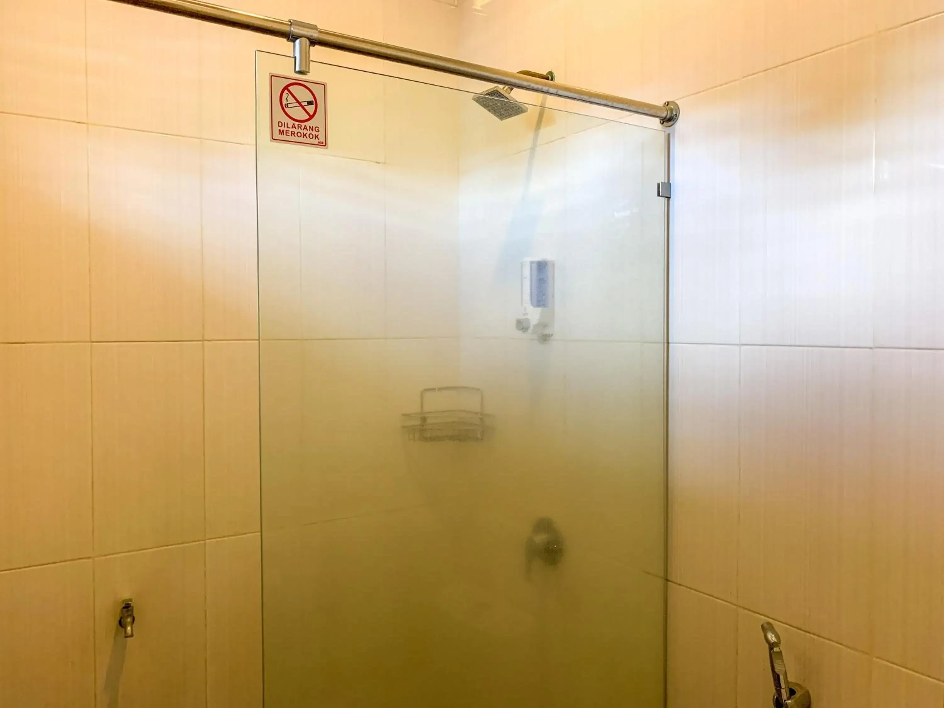 Shower, Bathroom in Urbanview Sasono Putro Condoongcatur