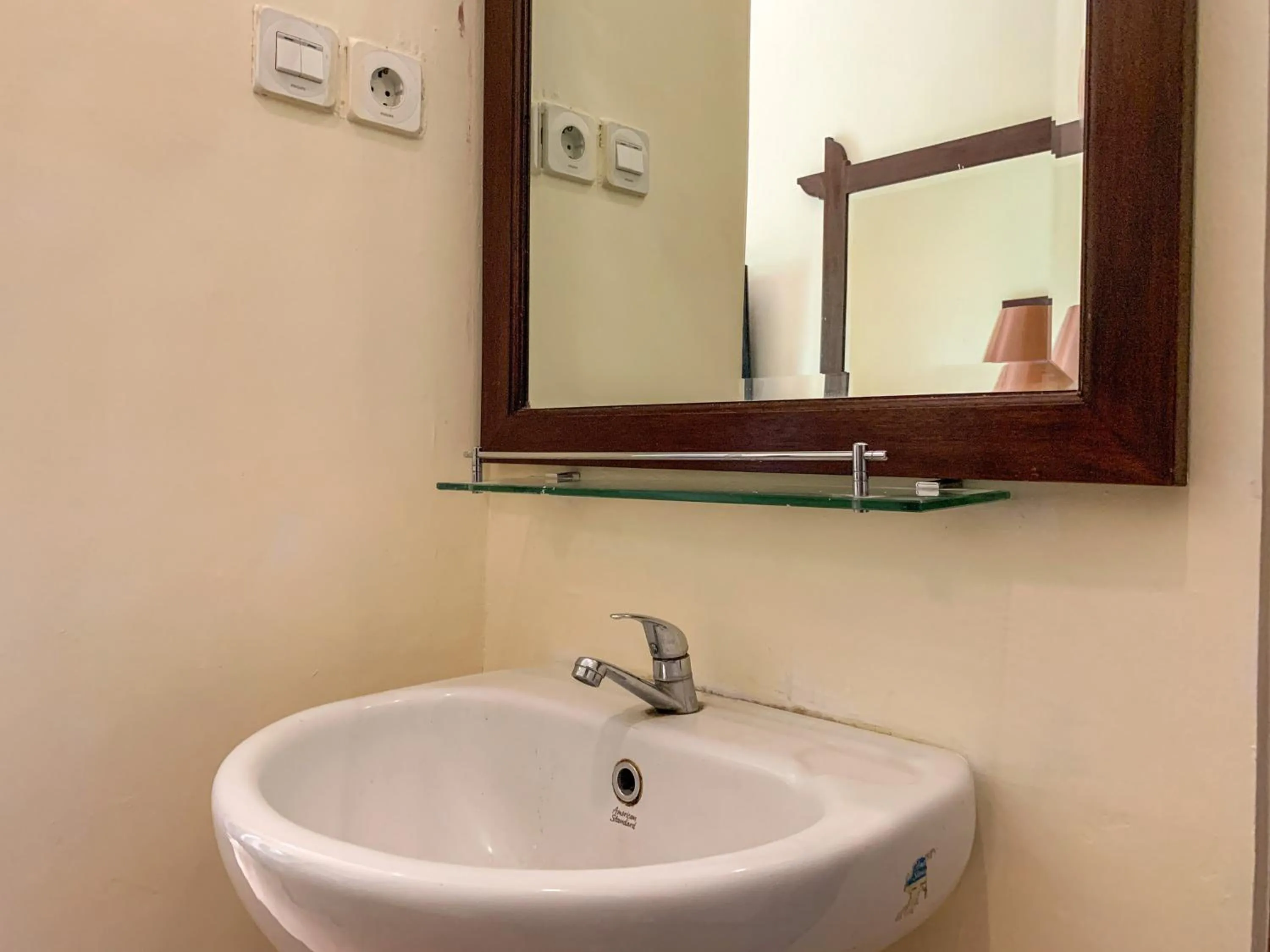 Bathroom in Urbanview Sasono Putro Condoongcatur by RedDoorz