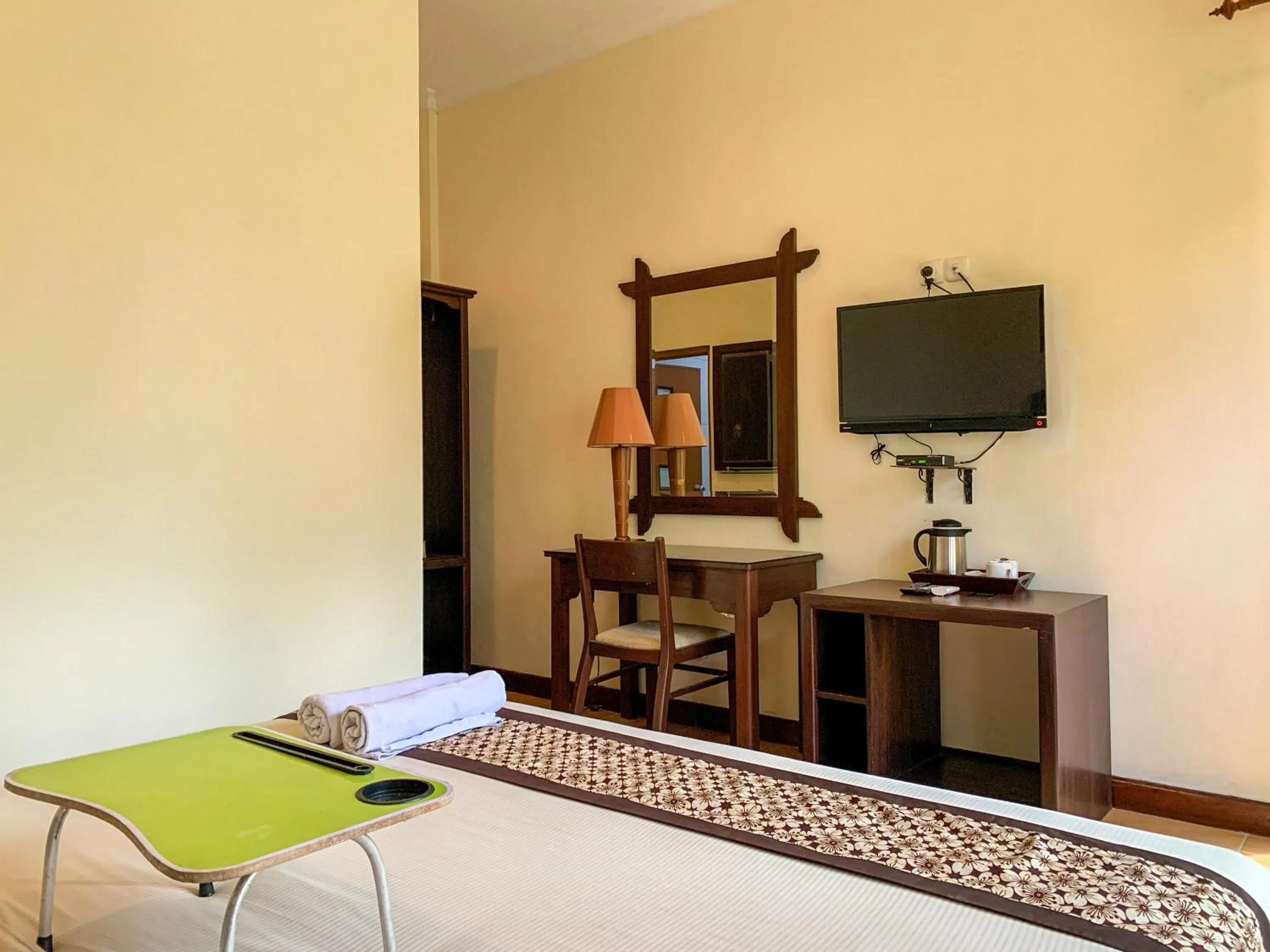 TV and multimedia in Urbanview Sasono Putro Condoongcatur by RedDoorz