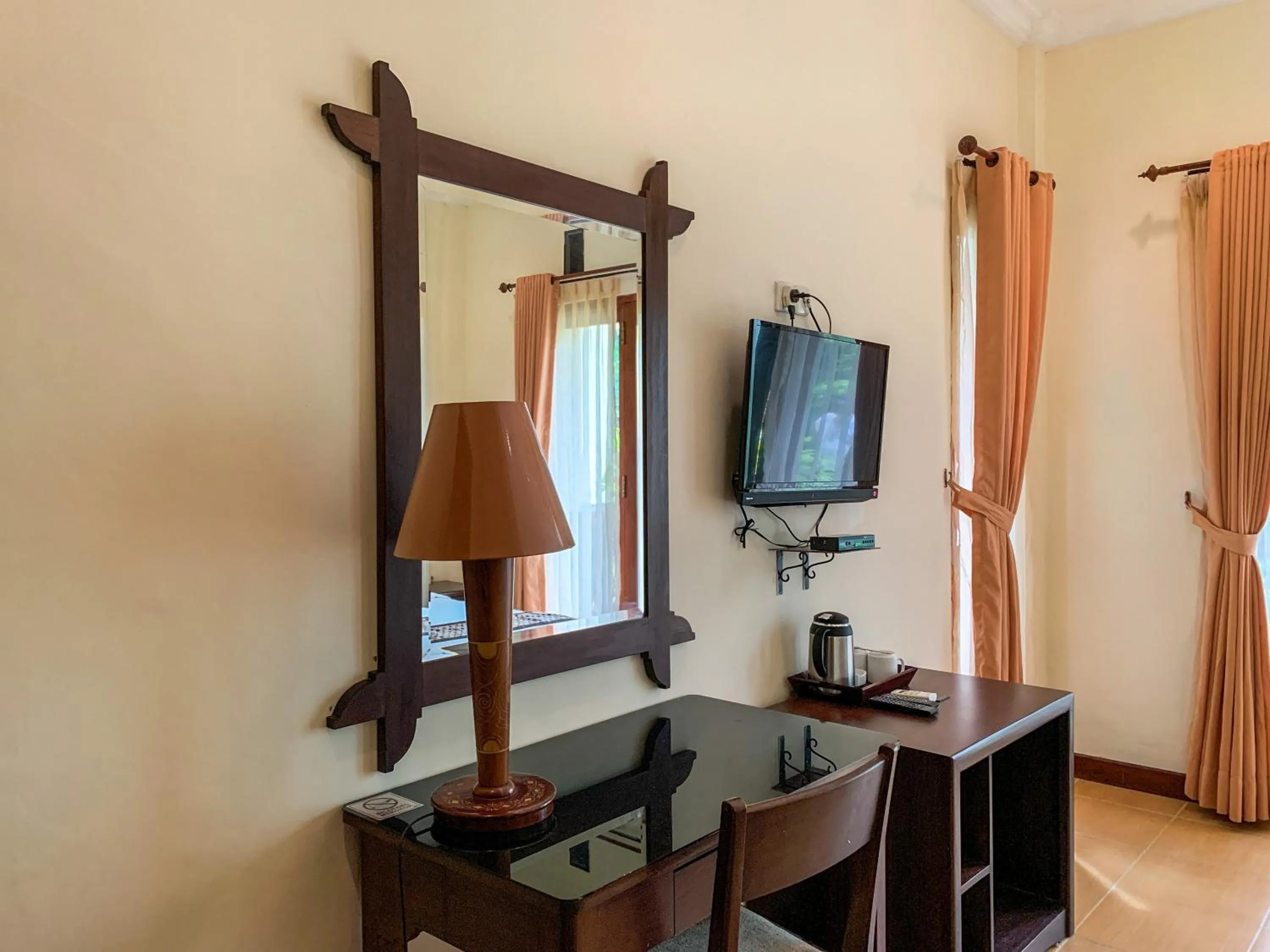 TV and multimedia in Urbanview Sasono Putro Condoongcatur by RedDoorz